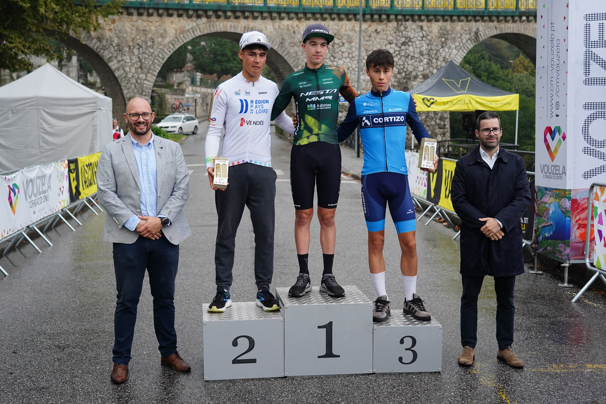 O pódio dos juniores masculinos com Lucas Buiteau, Martin Fernandez e Samuel Castiello