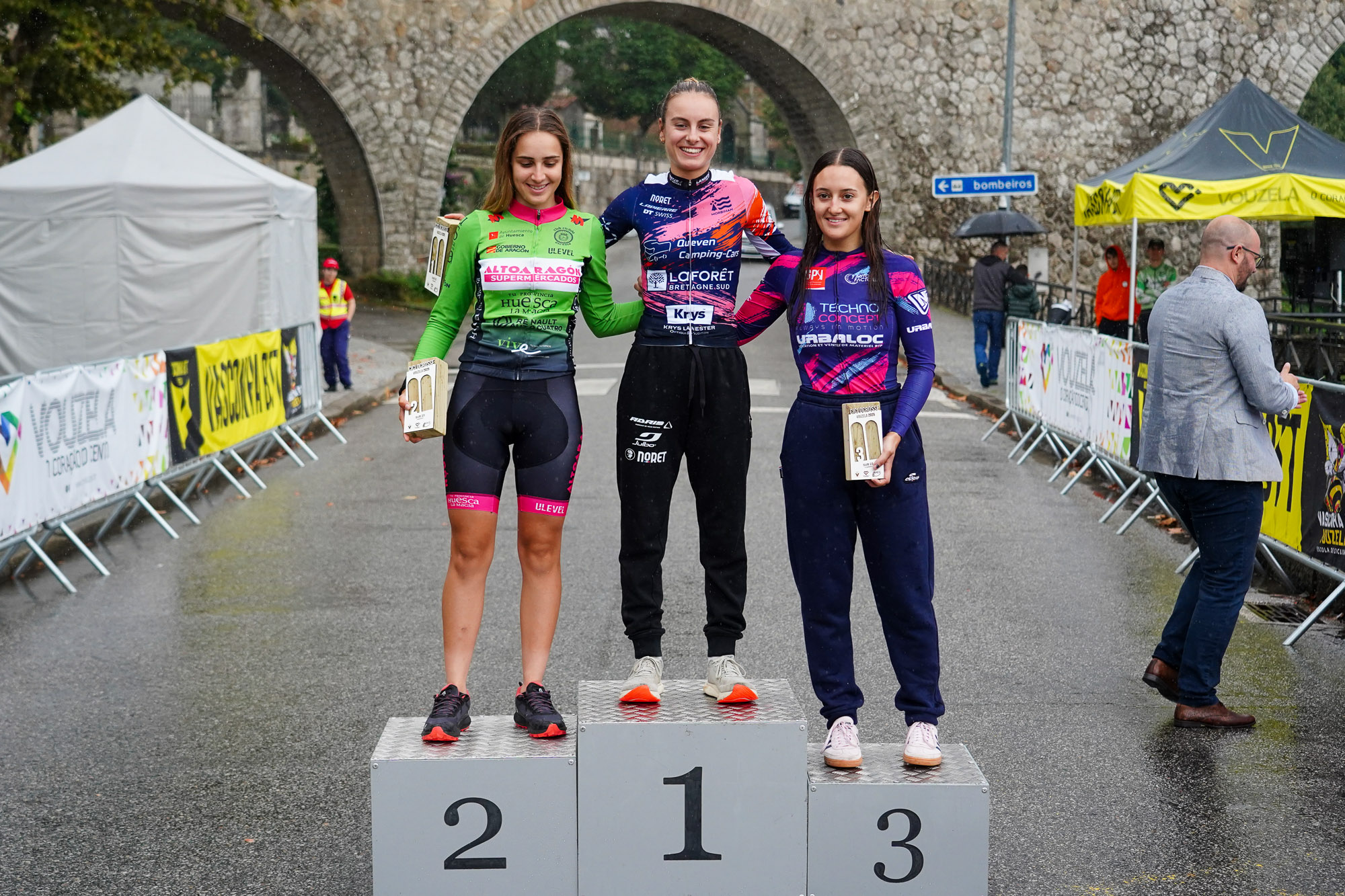 O pódio das Sub-23 femininas com Ana Lopez, Enora Aveline e Manon Liboreau