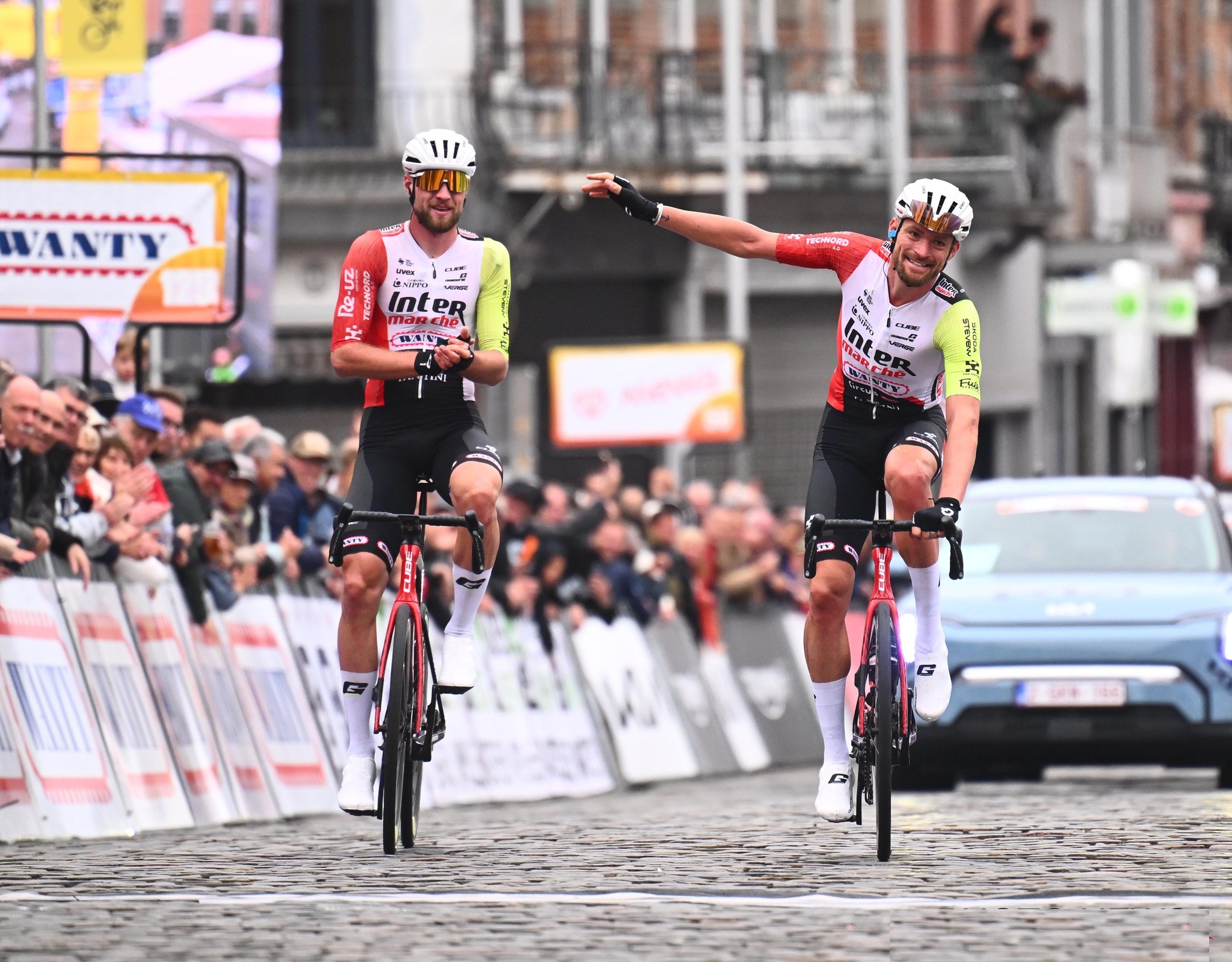 Adrien Petit (à direita) terminou a sua carreira na Binche-Chimay-Binche (Foto: Photo News)