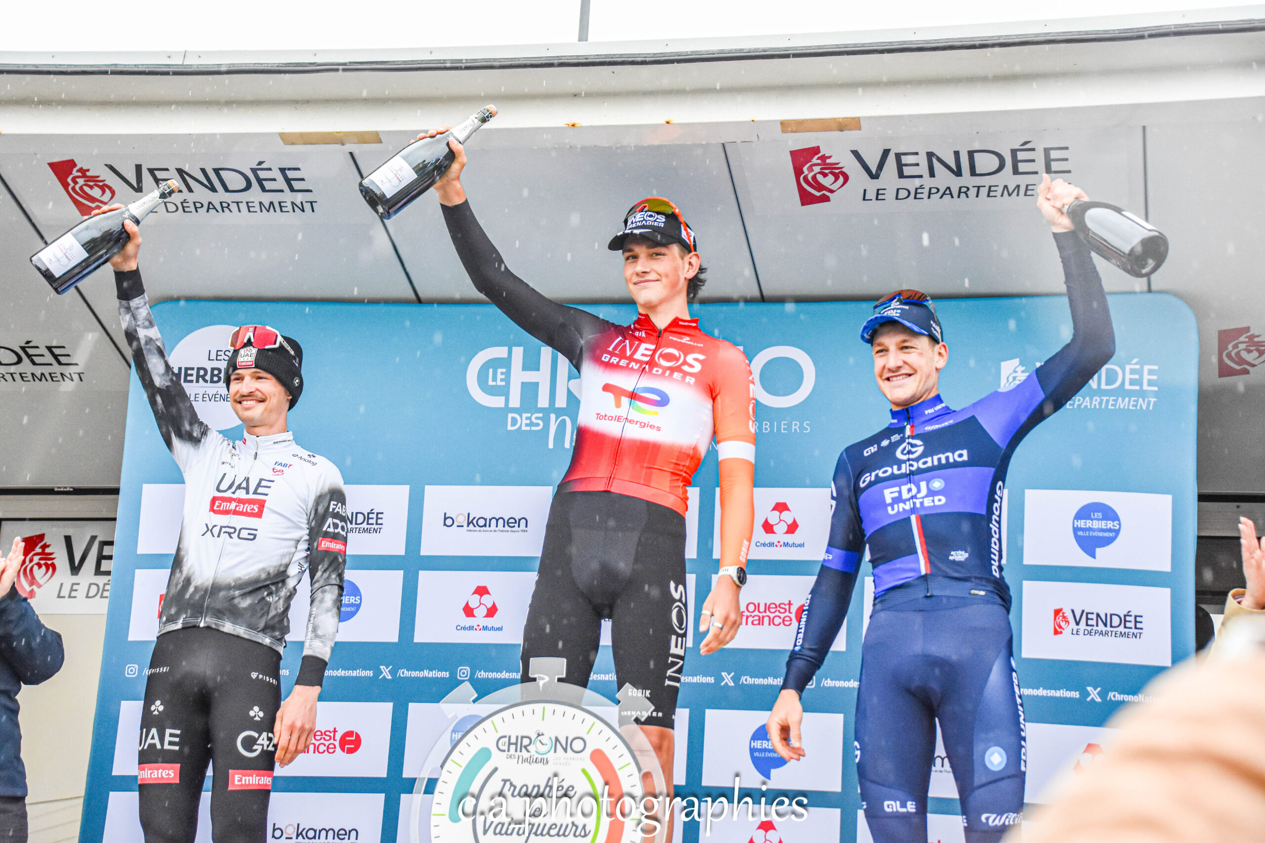 O pódio do Chrono des Nations com Jay Vine, Joshua Tarling e Stefan Kung (Foto: c.a_photographies)