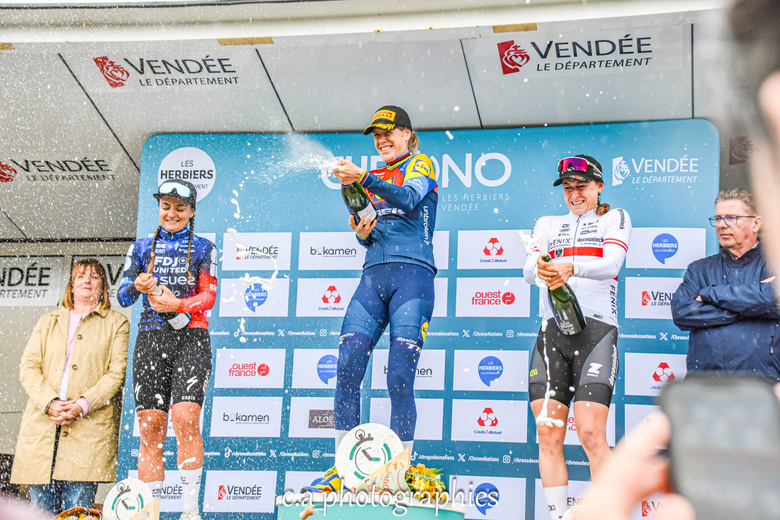 O pódio do Chrono des Nations com Alessia Vigilia, Ellen van Dijk e Christina Schweinberger (Foto: c.a_photographies)