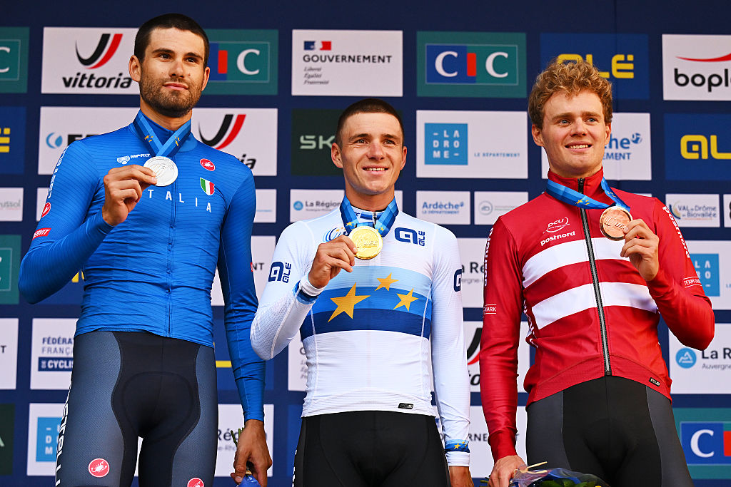 O pódio dos elites masculinos nos Campeonatos da Europa de contrarreógio com Filippo Ganna, Remco Evenepoel e Niklas Larsen (Foto: Getty Images)