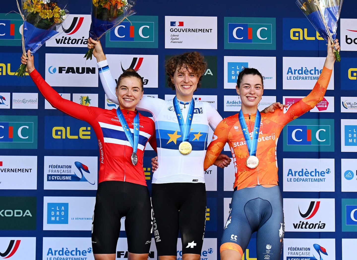 O pódio do contrarrelógio das elites femininas nos Campeonatos da Europa com Mie Ottestad, Marlen Reusser e Mischa Bredewold (Foto: Getty Images)