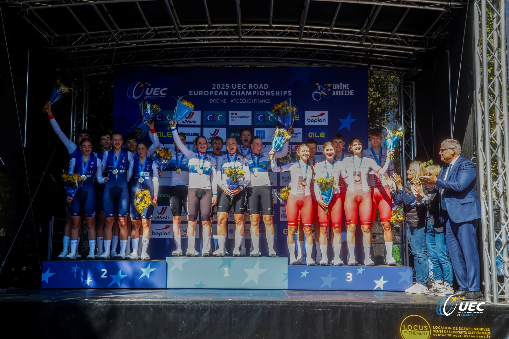 O pódio da Estafeta Mista de Juniores nos Campeonatos da Europa com França, Noruega e Polónia