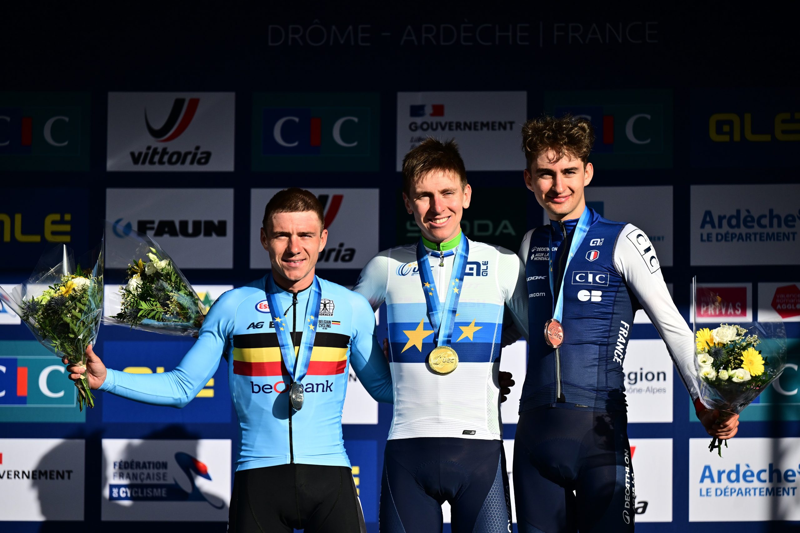 O pódio da prova de fundo dos elites masculinos nos Campeonatos da Europa com Remco Evenepoel, Tadej Pogacar e Paul Seixas