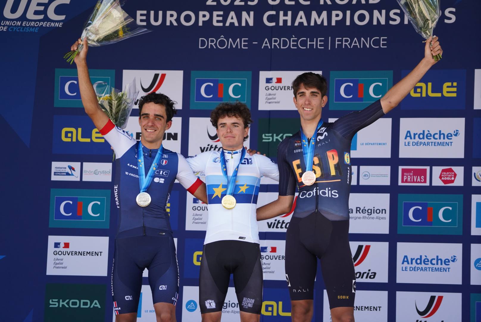 O pódio da prova de fundo dos Sub-23 masculinos nos Campeonatos da Europa com Maxime Decomble, Jarno Widar e Hector Alvarez (Foto: Real Federación Española de Ciclismo)