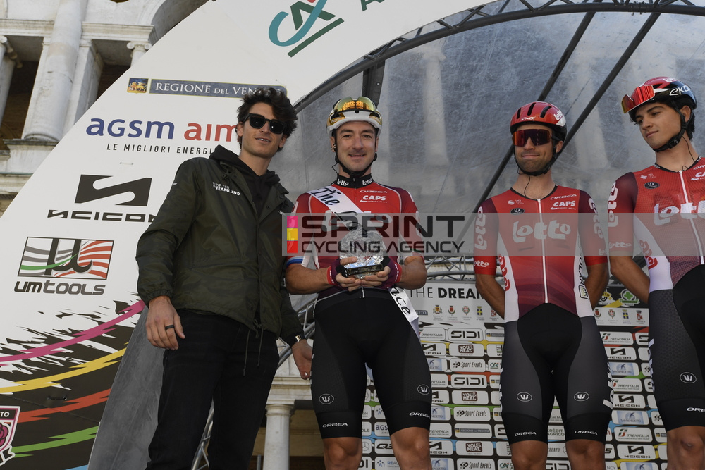 Elia Viviani foi homenageado antes do arranque do Giro del Veneto