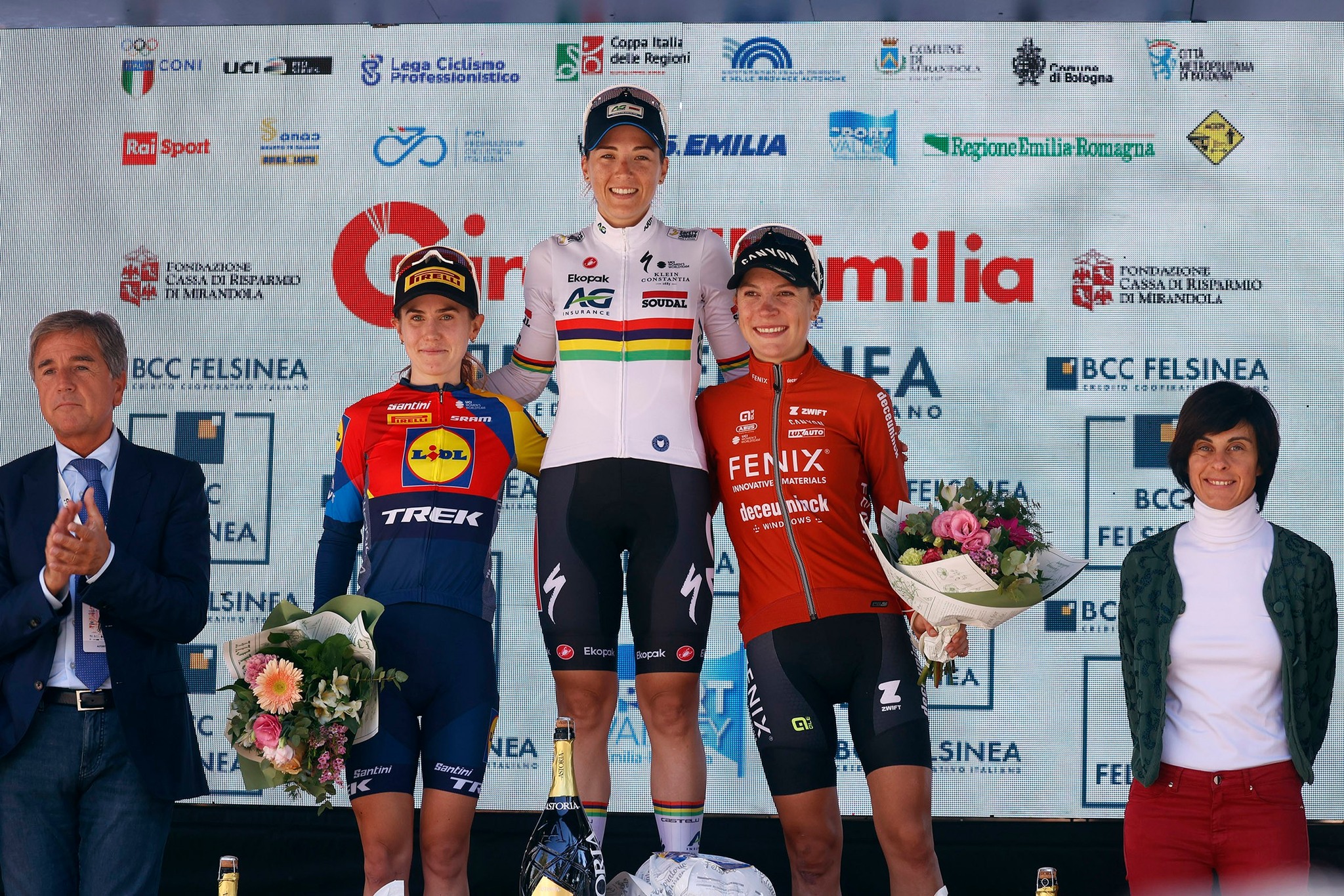 O pódio do Giro dell'Emilia Donne com Niamh Fisher-Black, Kim Le Court e Yara Kastelijn