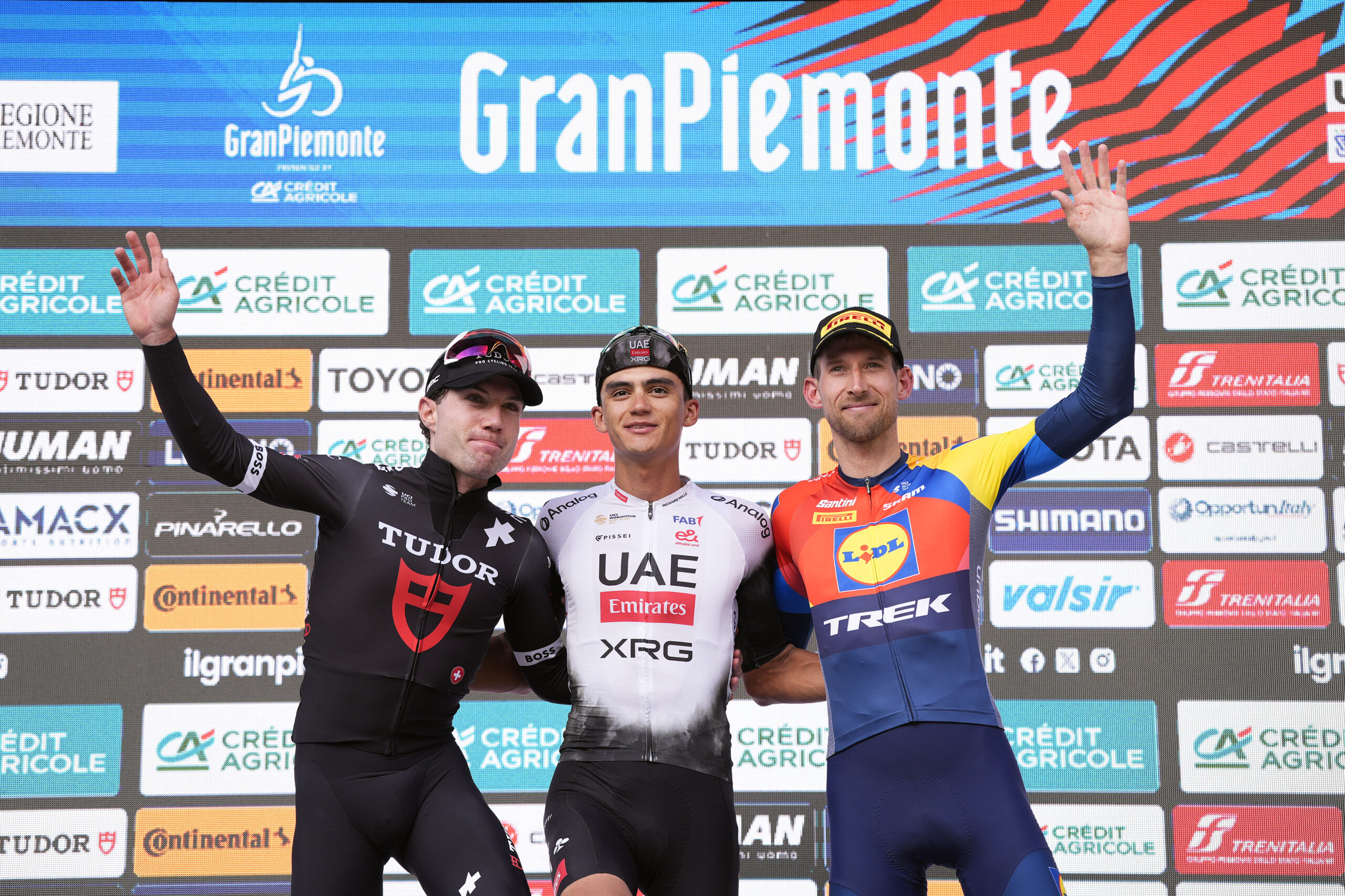 O pódio da Gran Piemonte com Marc Hirschi, Isaac Del Toro e Bauke Mollema