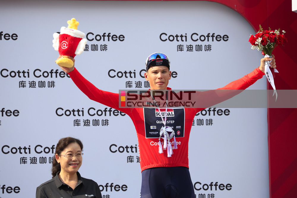 Paul Magnier segue o camisola vermelha do Tour of Guangxi (Foto: Massimo Fulgenzi/SprintCyclingAgency©2025)