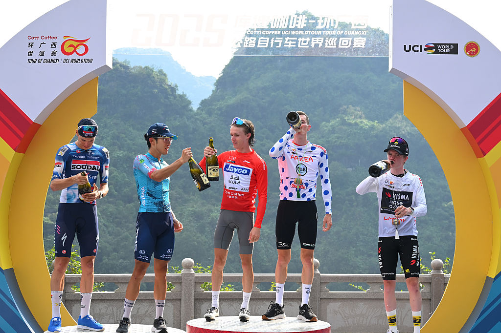 O pódio da etapa 5 do Tour of Guangxi com Paul Magnier, Haoyu Su, Paul Double, Simon Gugliemi e Jorgen Nordhagen (Foto: Getty Images)