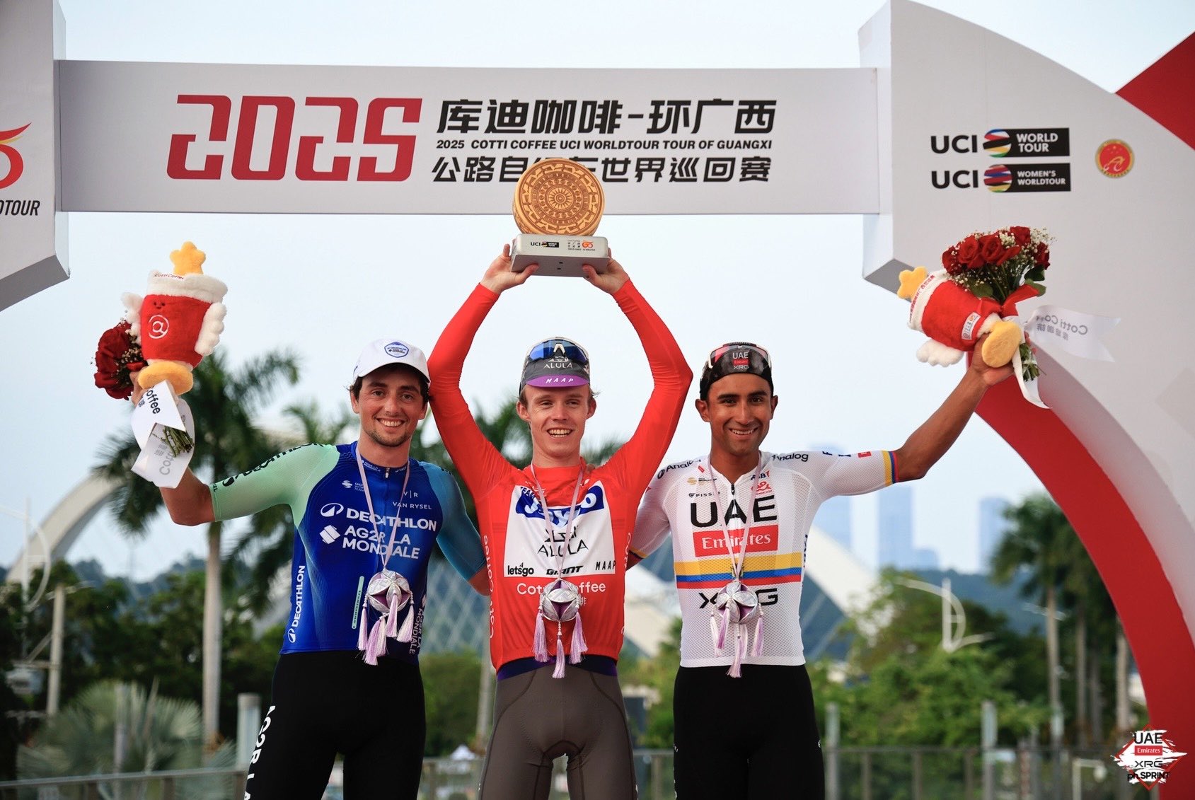 O pódio do Tour of Guangxi com Victor Lafay, Paul Double e Jhonatan Narvaez (Foto: SprintCyclingAgency)