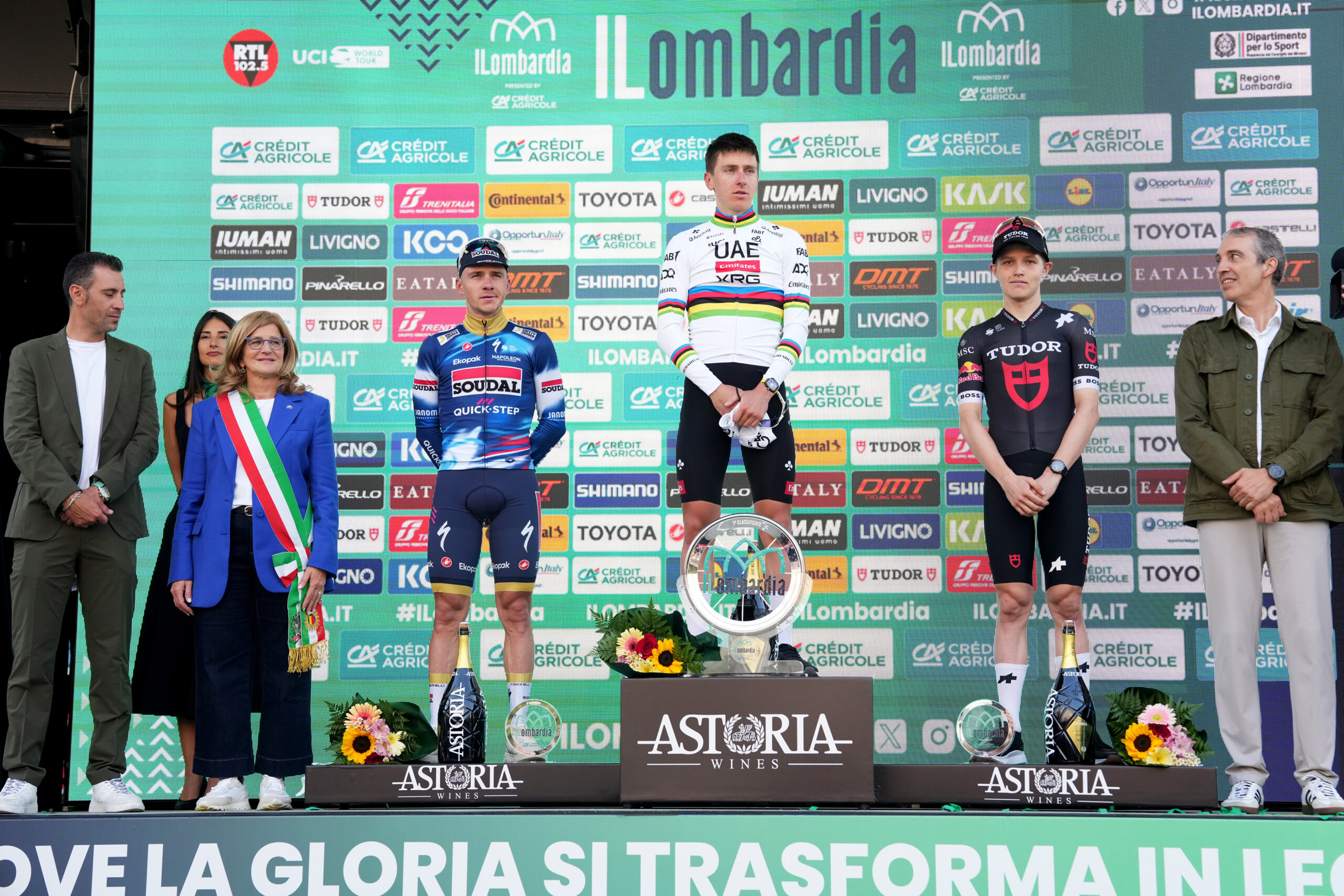 O pódio da Il Lombardia com Remco Evenepoel, Tadej Pogacar e Michael Storer (Foto: Il Lombardia)