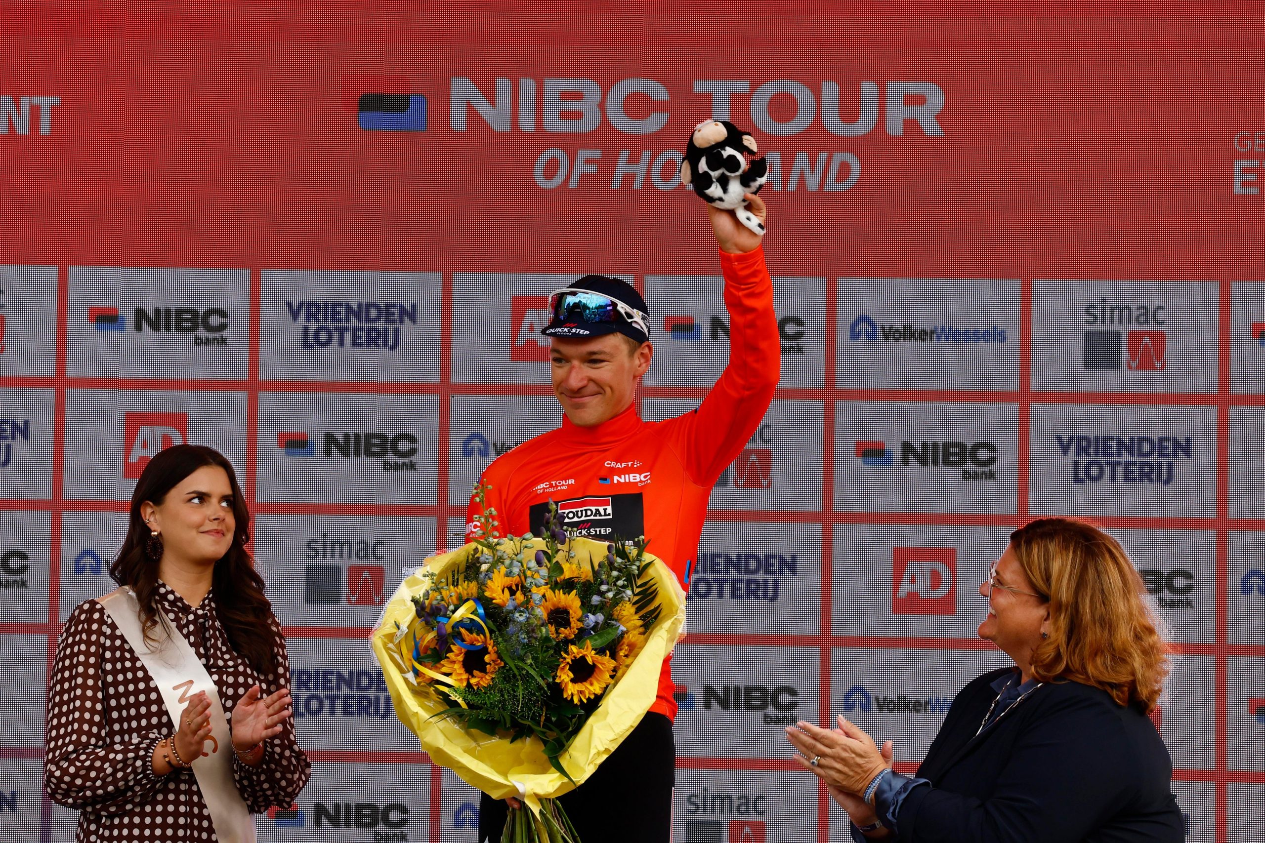 Ethan Hayter segue o camisola vermelha do NIBC Tour of Holland