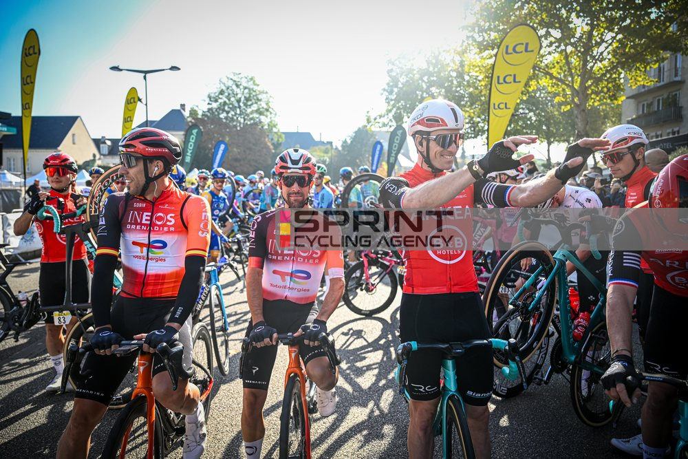 Homenagem a Omar Fraile, Jonathan Castroviejo e Arnaud Demare no Paris - Tours (Foto: SprinCyclingAgency)