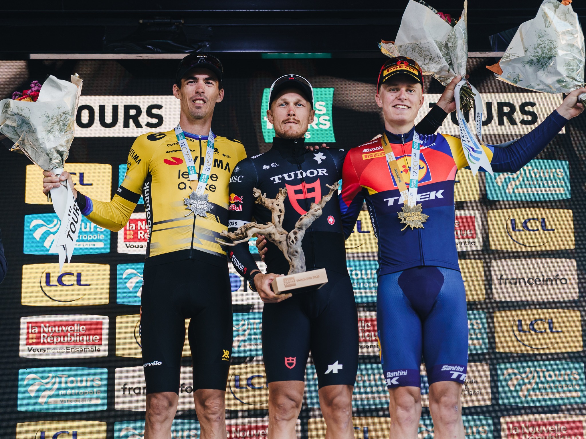 O pódio do Paris - Tours com Christophe Laporte, Matteo Trentin e Albert Philipsen (Foto: ASO)