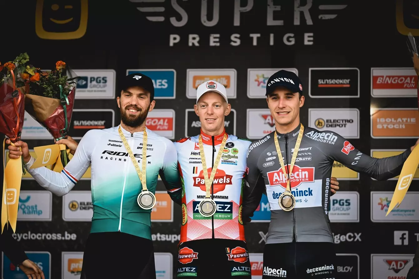 O pódio dos elites masculinos com Joris Nieuwenhuis, Michael Vanthourenhout e Niels Vandeputte (Foto: Telenet SuperPrestige)