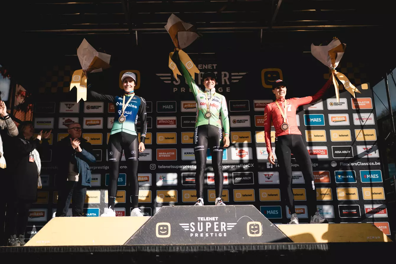 O pódio das elites femininas na Telenet SuperPrestige de Overijse com Lucinda Brand, Sara Casasola e Aniek van Alphen
