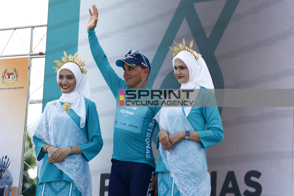Matteo Malucelli segue o camisola azul do Tour de Langkawi