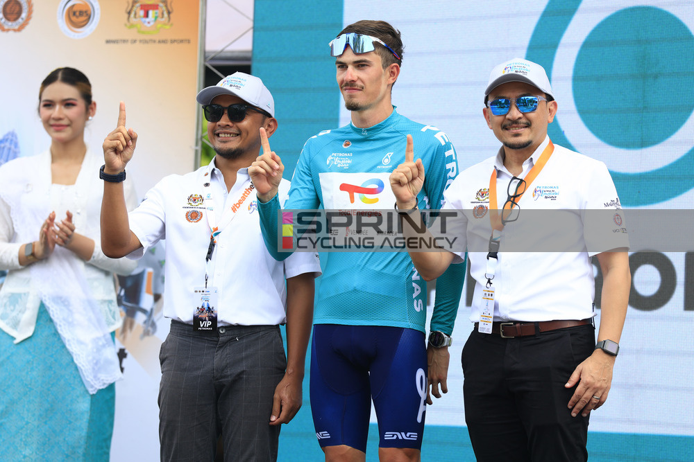 Joris Delbove segue o camisola azul do Tour de Langkawi (Foto: Luis Angel Gomez/SprintCyclingAgency©2025)
