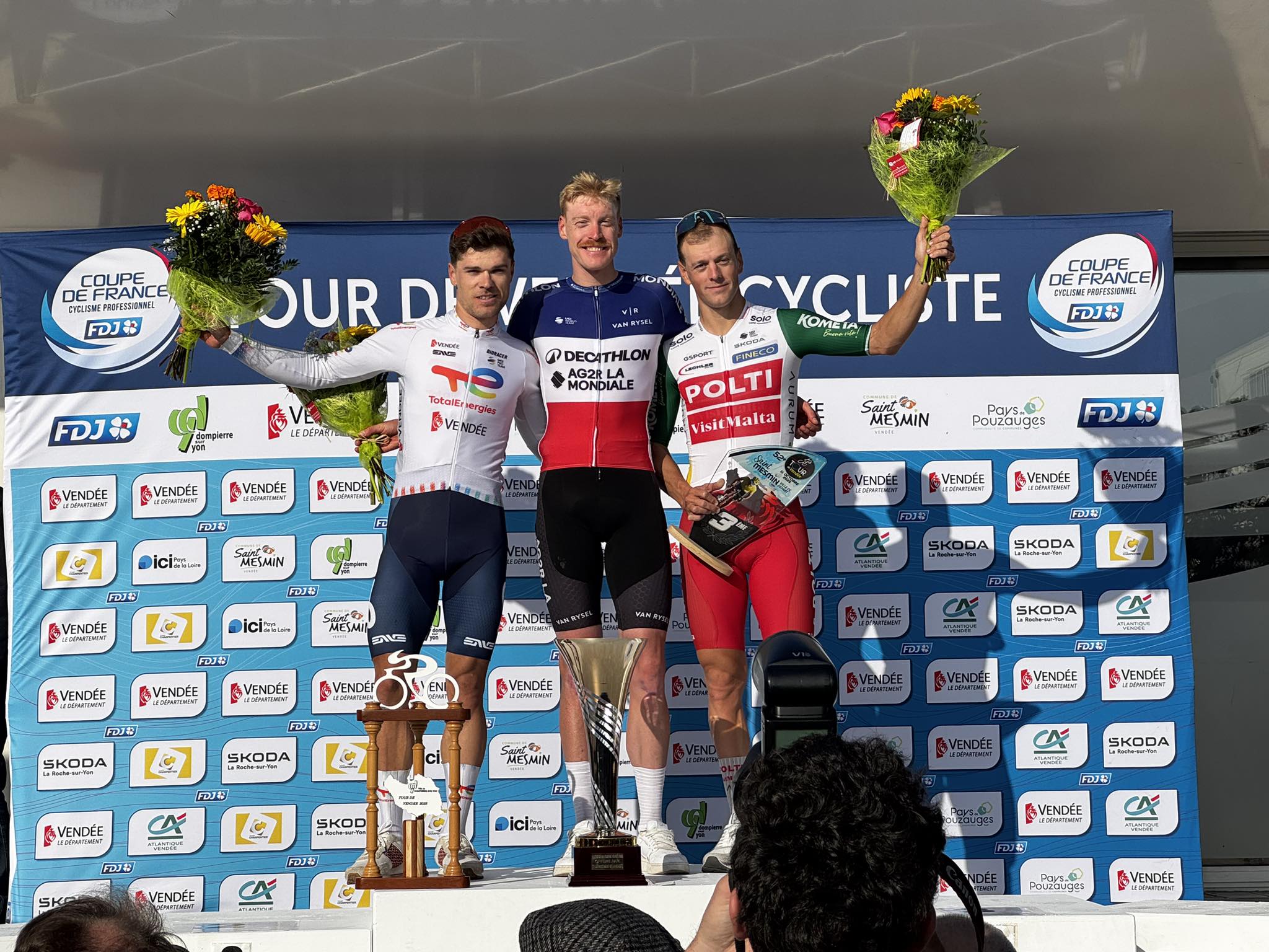 O pódio do Tour de Vendée com Emilien Jeanniere, Dorian Godon e Giovanni Lonardi (Foto: Tour de Vendée)