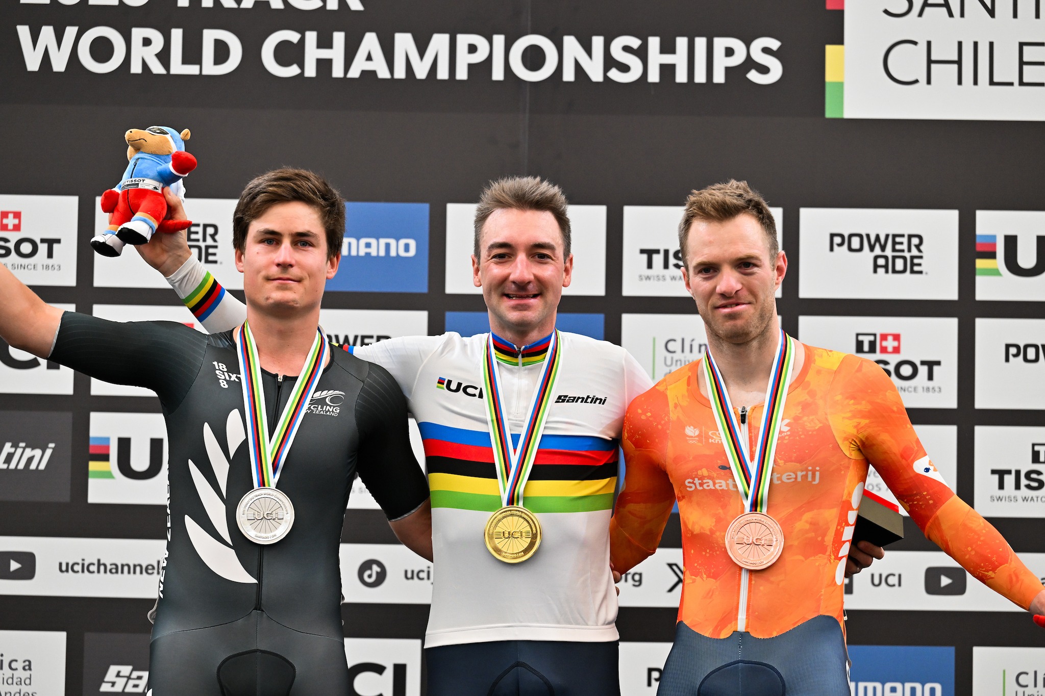 O pódio da Eliminação Masculina com Campbell Stewart, Elia Viviani e Yoeri Havik (Foto: UCI)