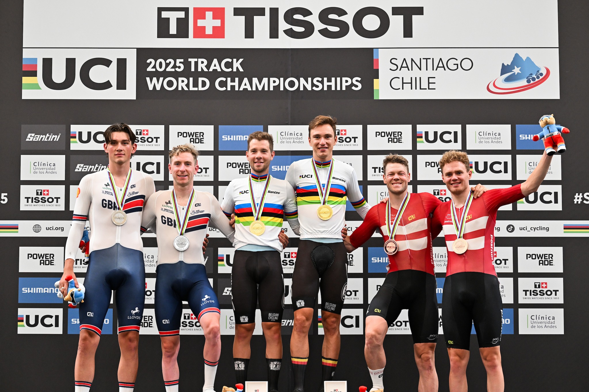 O pódio do Madison masculino com Joshua Tarling e Mark Stewart, Fabio van den Bossche e Lindsay de Vylder e Lasse Leth Niklas Larsen (Foto: UCI)