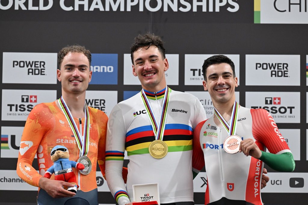 O pódio do Scratch masculino com Yanne Dorenbos, Moritz Augenstein e Iúri Leitão