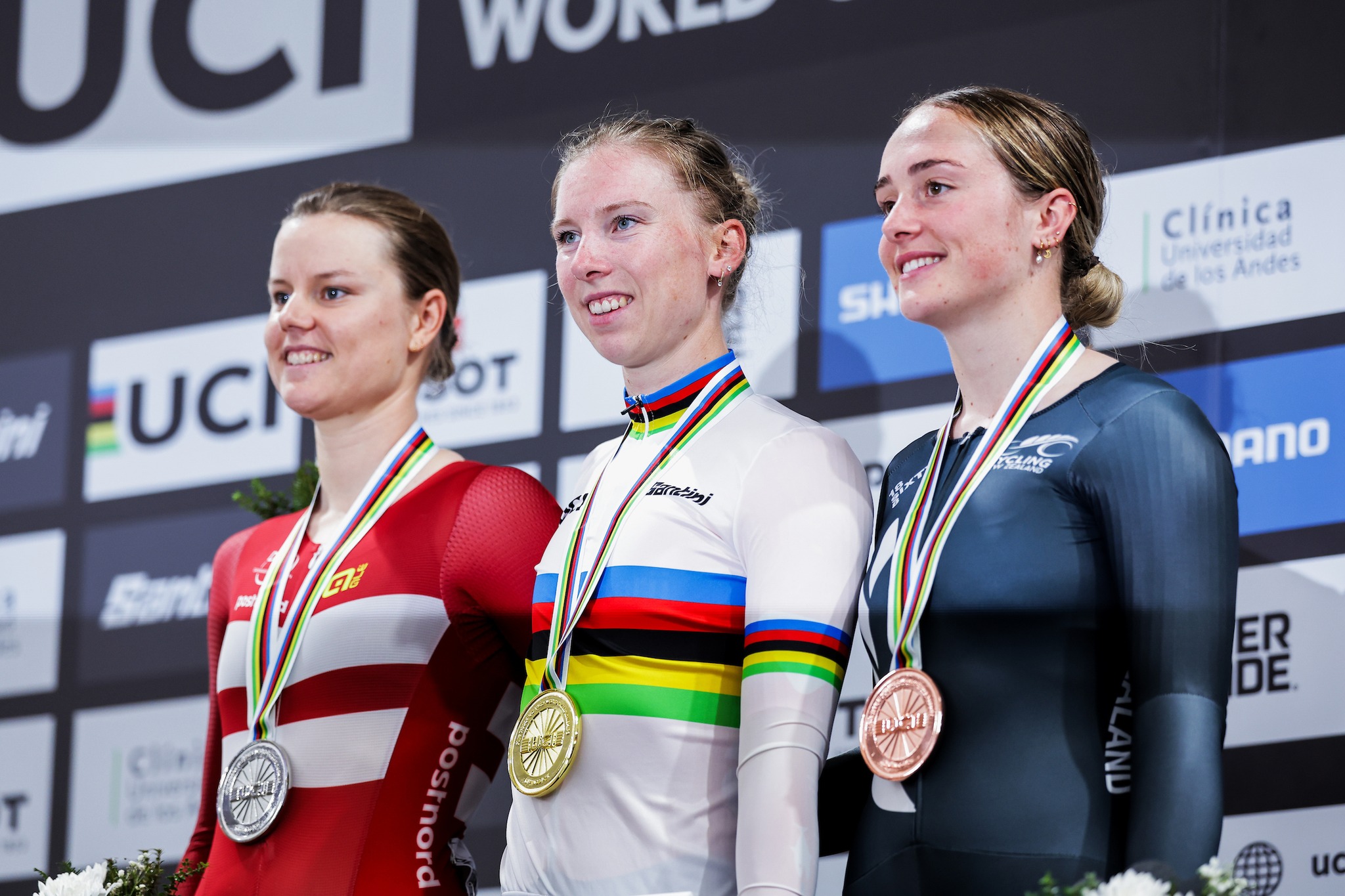 O pódio do Scratch feminino com Amalie Dideriksen, Lorena Wiebes e Prudence Fowler (Foto: UCI)