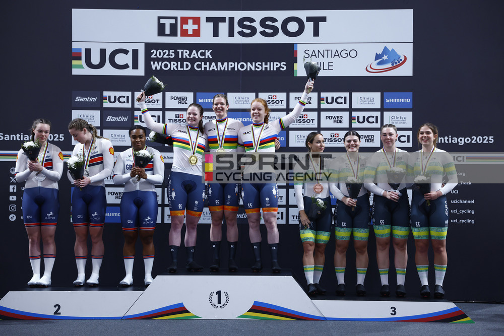 O pódio do Sprint Coletivo Feminino com Grã-Bretanha, Países Baixos e Austrália (Foto: Luis Angel Gomez/SprintCyclingAgency©2025)