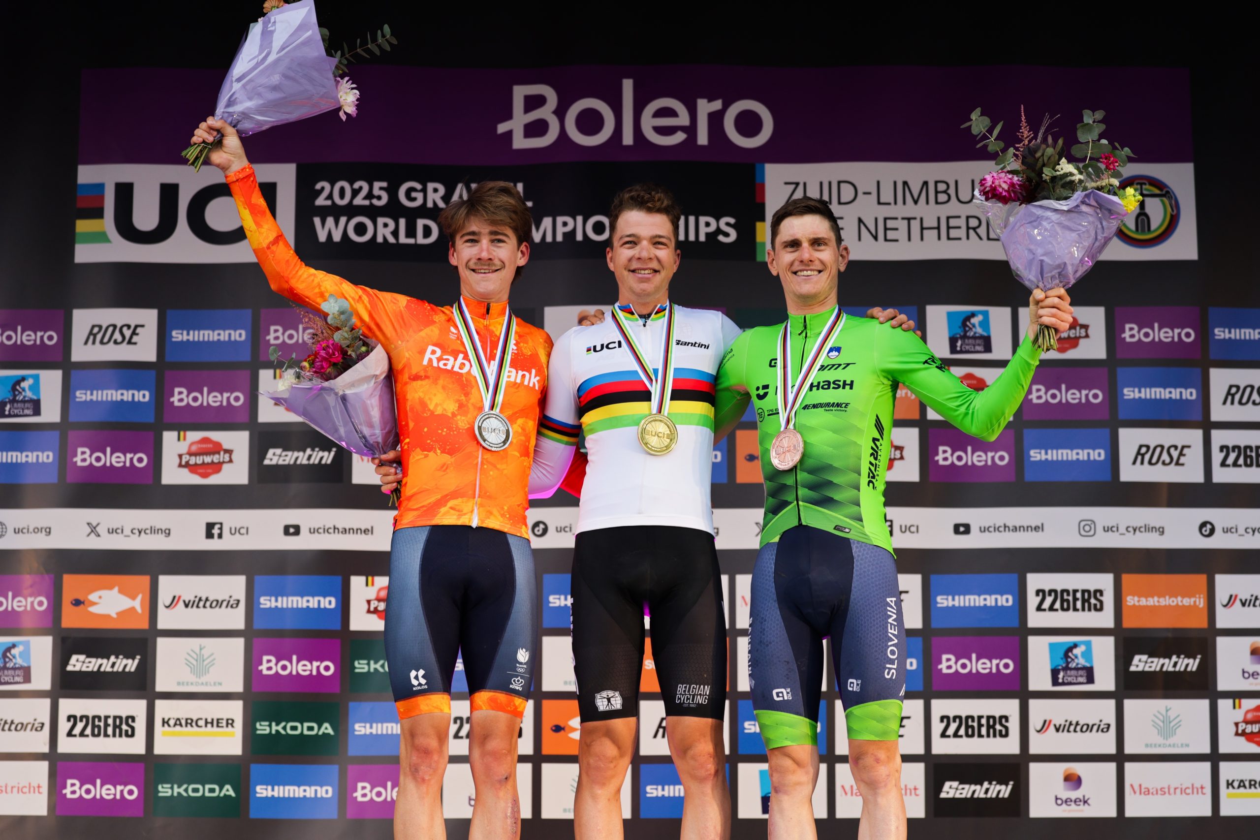 O pódio dos elites masculinos nos Campeonatos do Mundo de Gravel com Frits Biesterbos, Florian Vermeersch e Matej Mohoric