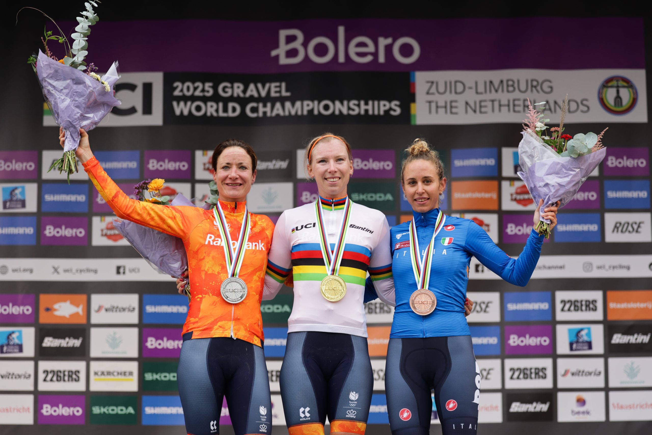 O pódio das elites femininas nos Campeonatos do Mundo de Gravel com Marianne Vos, Lorena Wiebes e Silvia Persico (Foto: UCI)