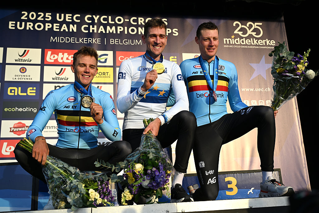 O pódio dos elites masculinos nos Campeonatos da Europa de Ciclocrosse com Thibau Nys, Toon Aerts e Joran Wyseure