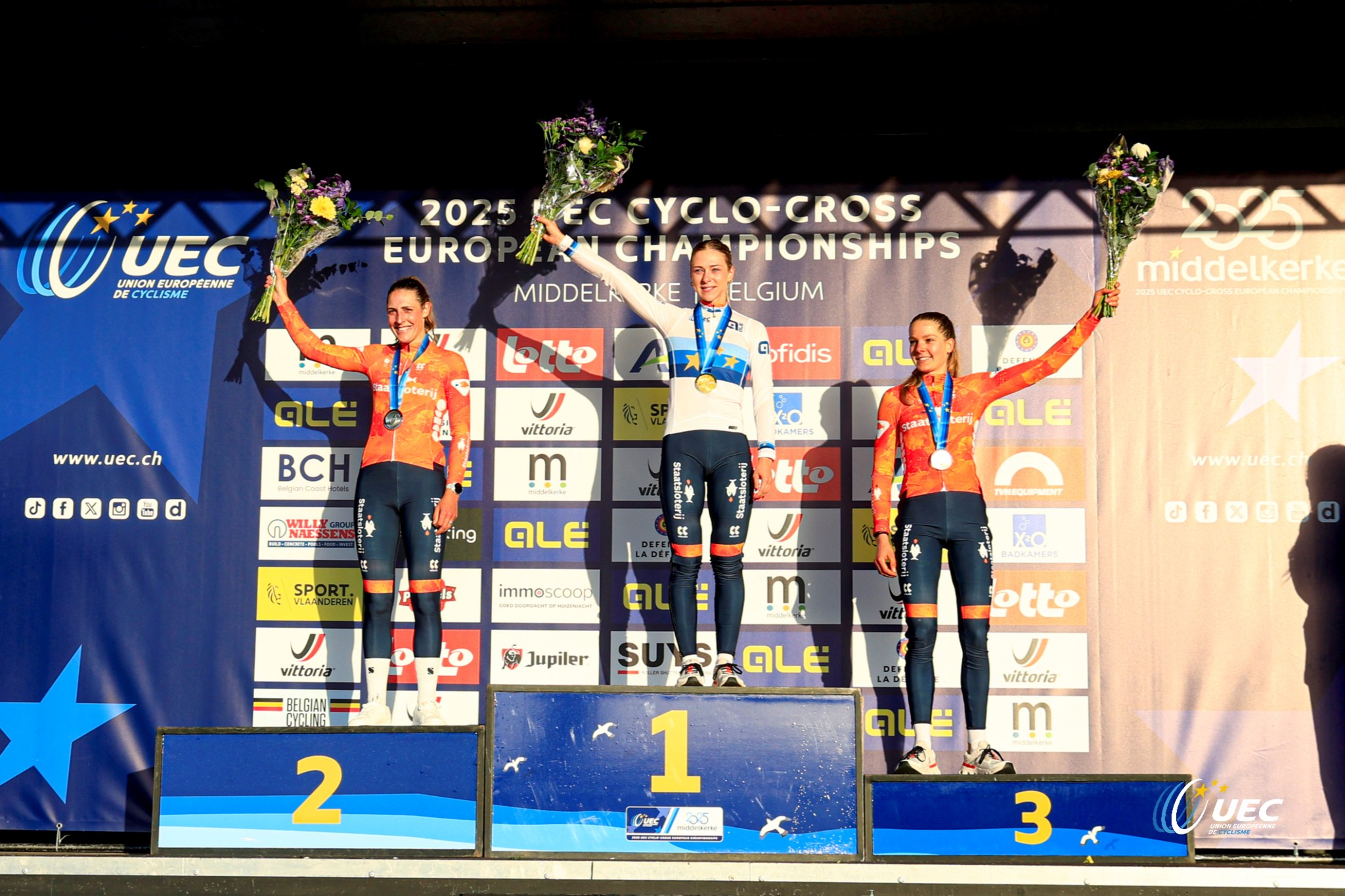 O pódio das elites femininas nos Campeonatos da Europa de Ciclocrosse com Lucinda Brand, Inge van der Heijden e Aniek van Alphen