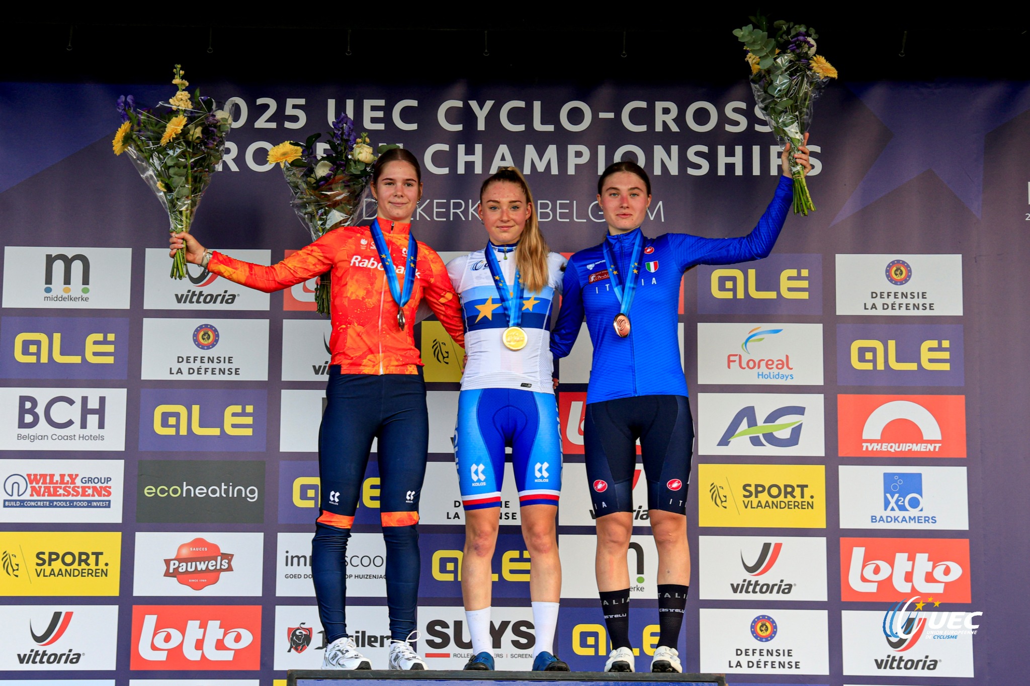O pódio das juniores femininas nos Campeonatos da Europa de Ciclocrosse com Nynke Jochems, Barbora Bukovská e Nicole Azzetti