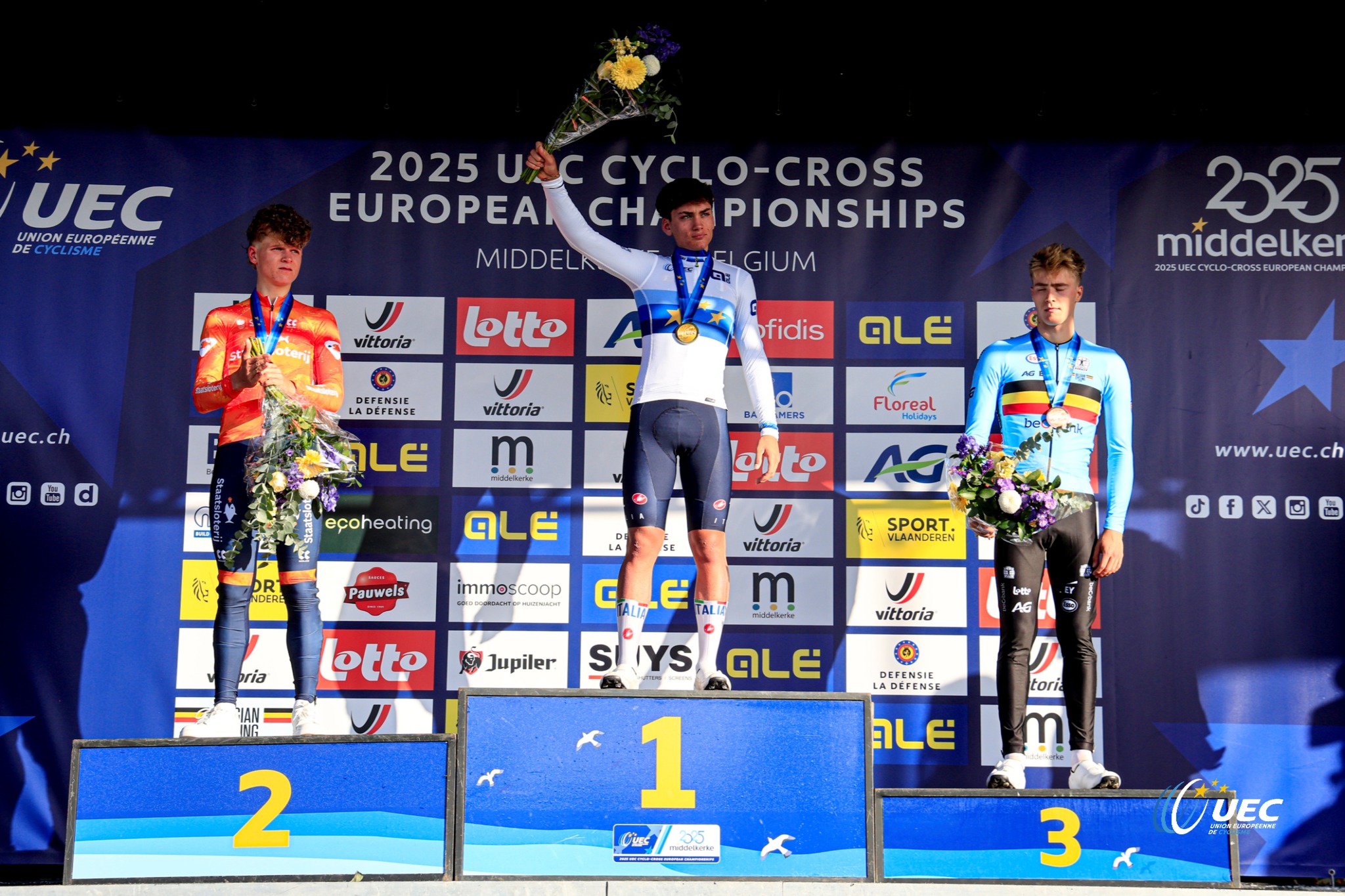 O pódio dos Sub-23 masculinos nos Campeonatos da Europa de Ciclocrosse com David Haverdings, Mattia Agostinacchio e Kay de Bruyckere
