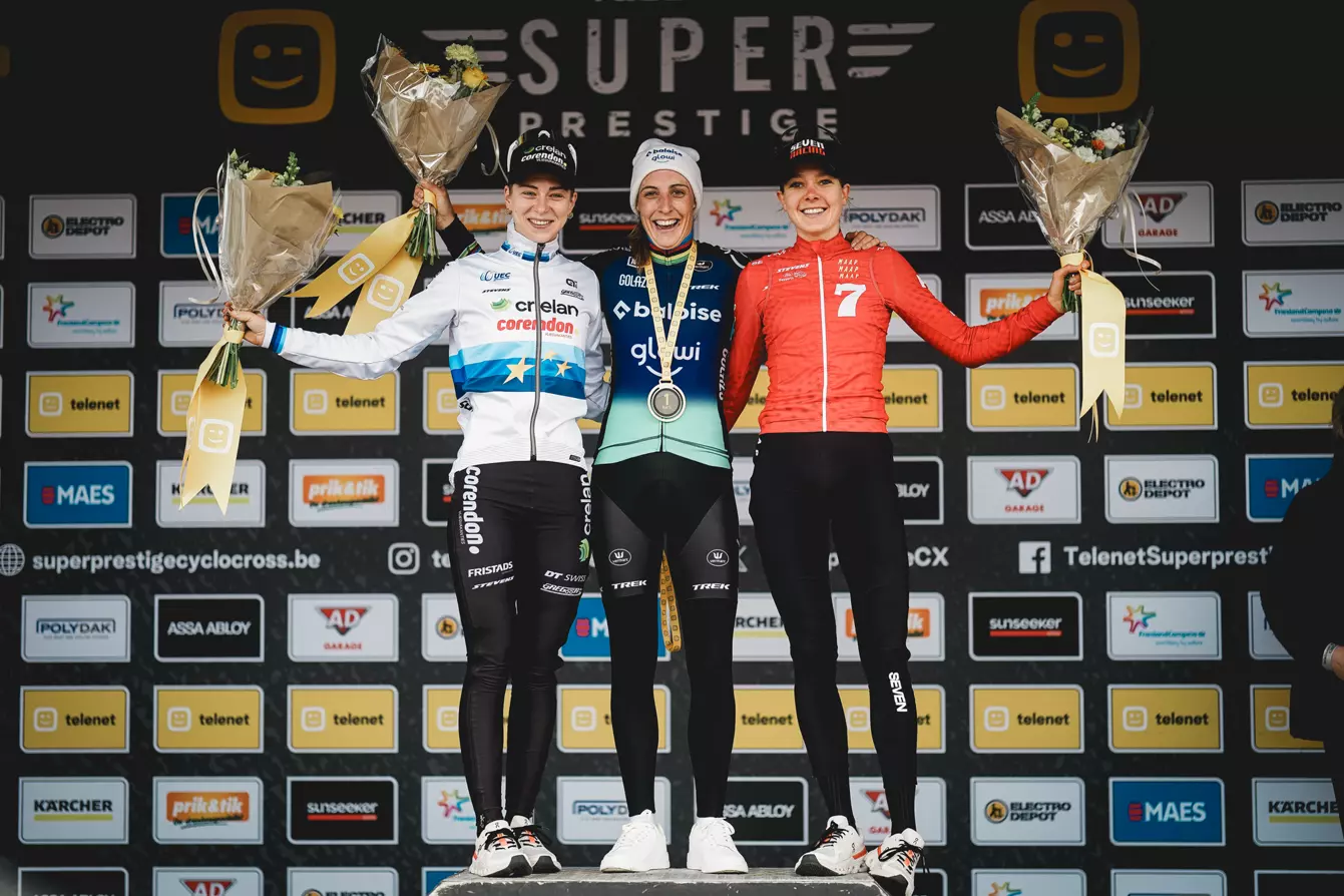 O pódio da Telenet SuperPrestige de Niel das elites femininas com Inge van der Heijden, Lucinda Brand e Aniek van Alphen (Foto: Telenet SuperPrestige)