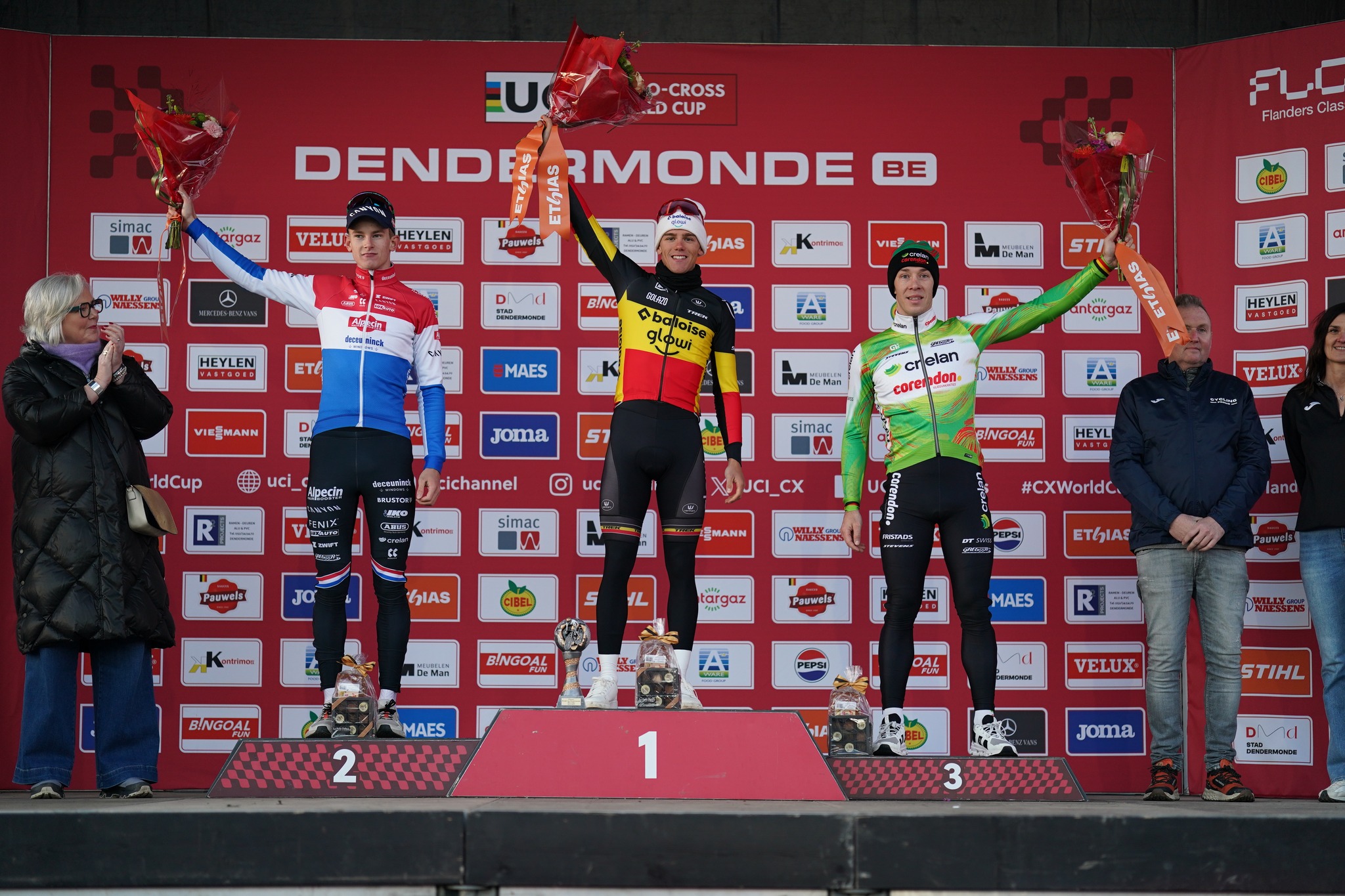 O pódio dos elites masculinos na Taça do Mundo de Ciclocrosse em Dendermonde com Tibor del Grosso, Thibau Nys e Laurens Sweeck