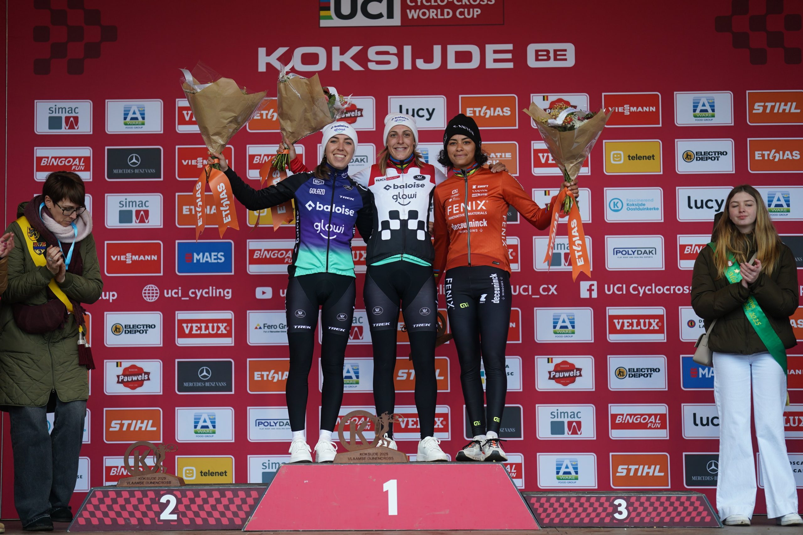 O pódio das elites femininas na Taça do Mundo de Ciclocrosse em Koksijde com Shirin van Anrooij, Lucinda Brand e Ceylin Alvarado