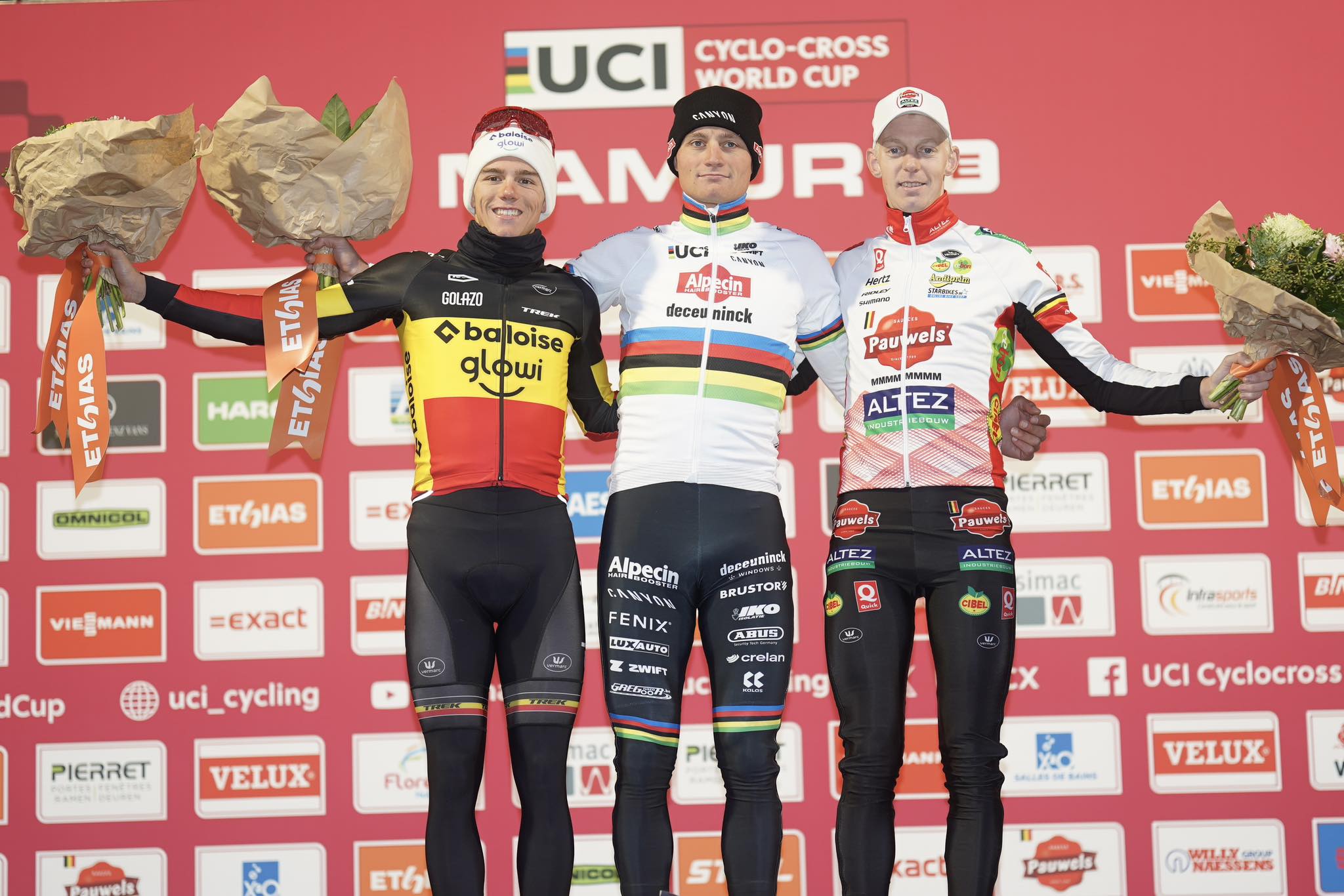 O pódio dos elites masculinos na Taça do Mundo de Ciclocrosse em Namur com Thibau Nys, Mathieu van der Poel e Michael Vanthourenhout (Foto: UCI)
