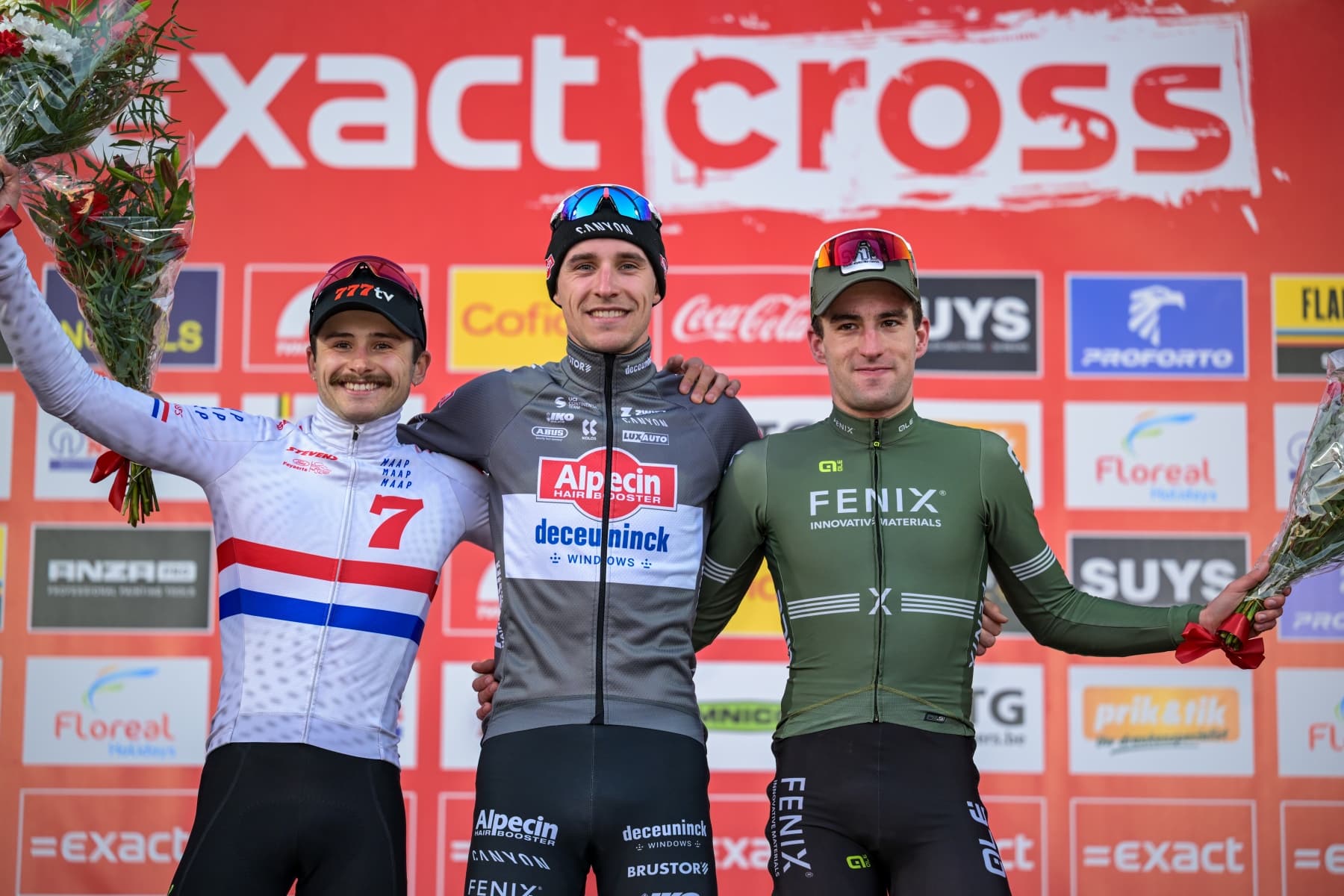 O pódio do Exact Cross dos elites masculinos em Kortrijk com Cameron Mason, Niels Vandeputte e Ryan Kamp