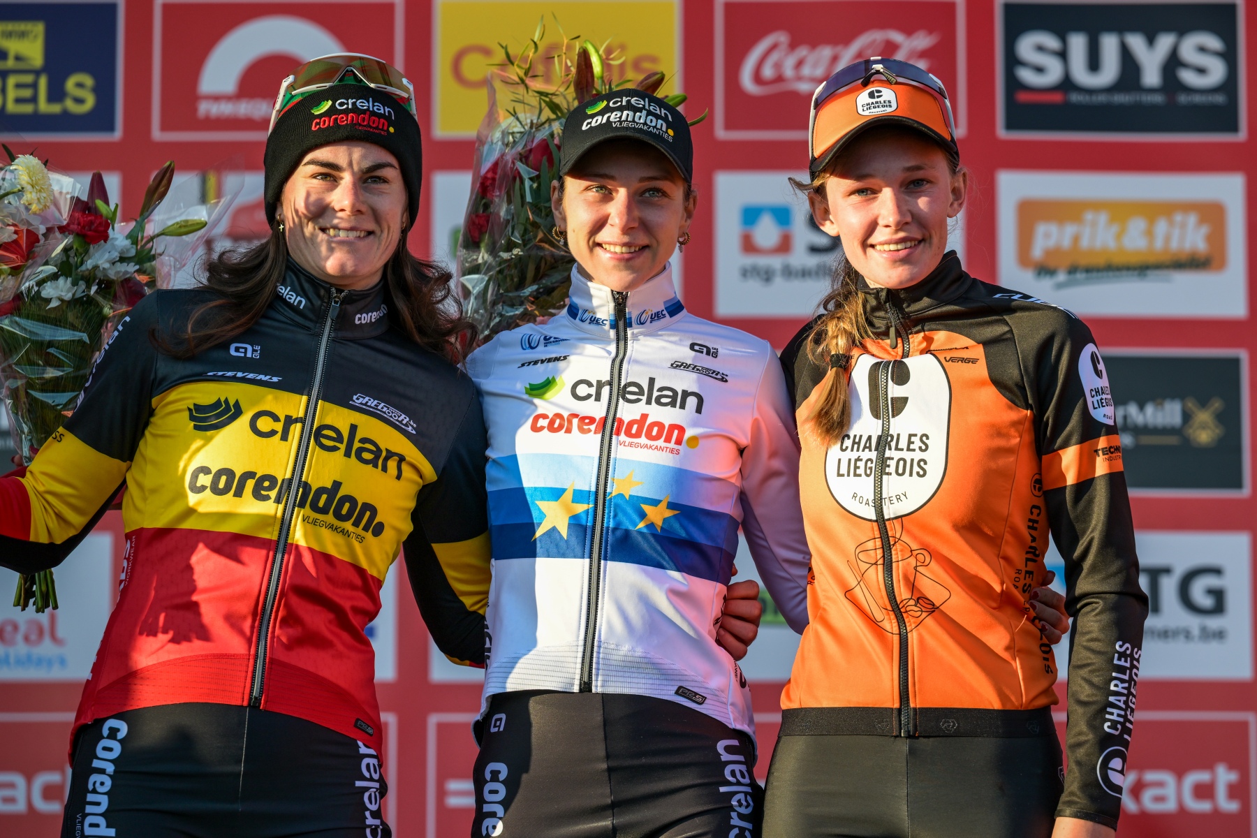 O pódio das elites femininas no Exact Cross de Kortrijk com Marion Norbert Riberolle, Inge van der Heijden e Julie Brouwers