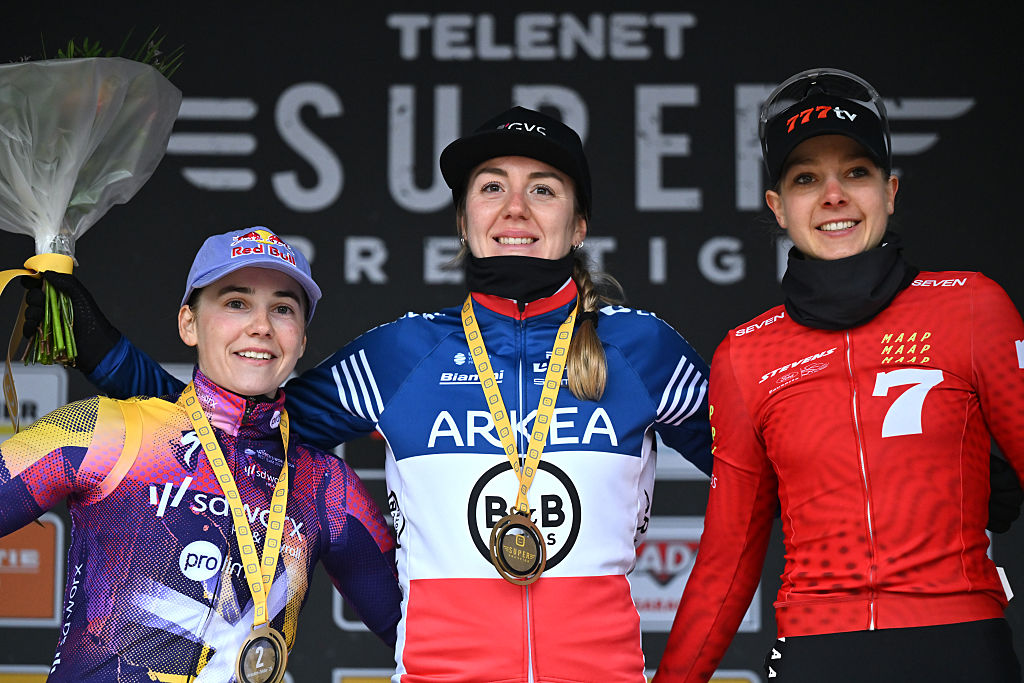 O pódio das elites femininas na Telenet SuperPrestige de Heusden-Zolder com Blanka Vas, Amandine Fouquenet e Aniek van Alphen