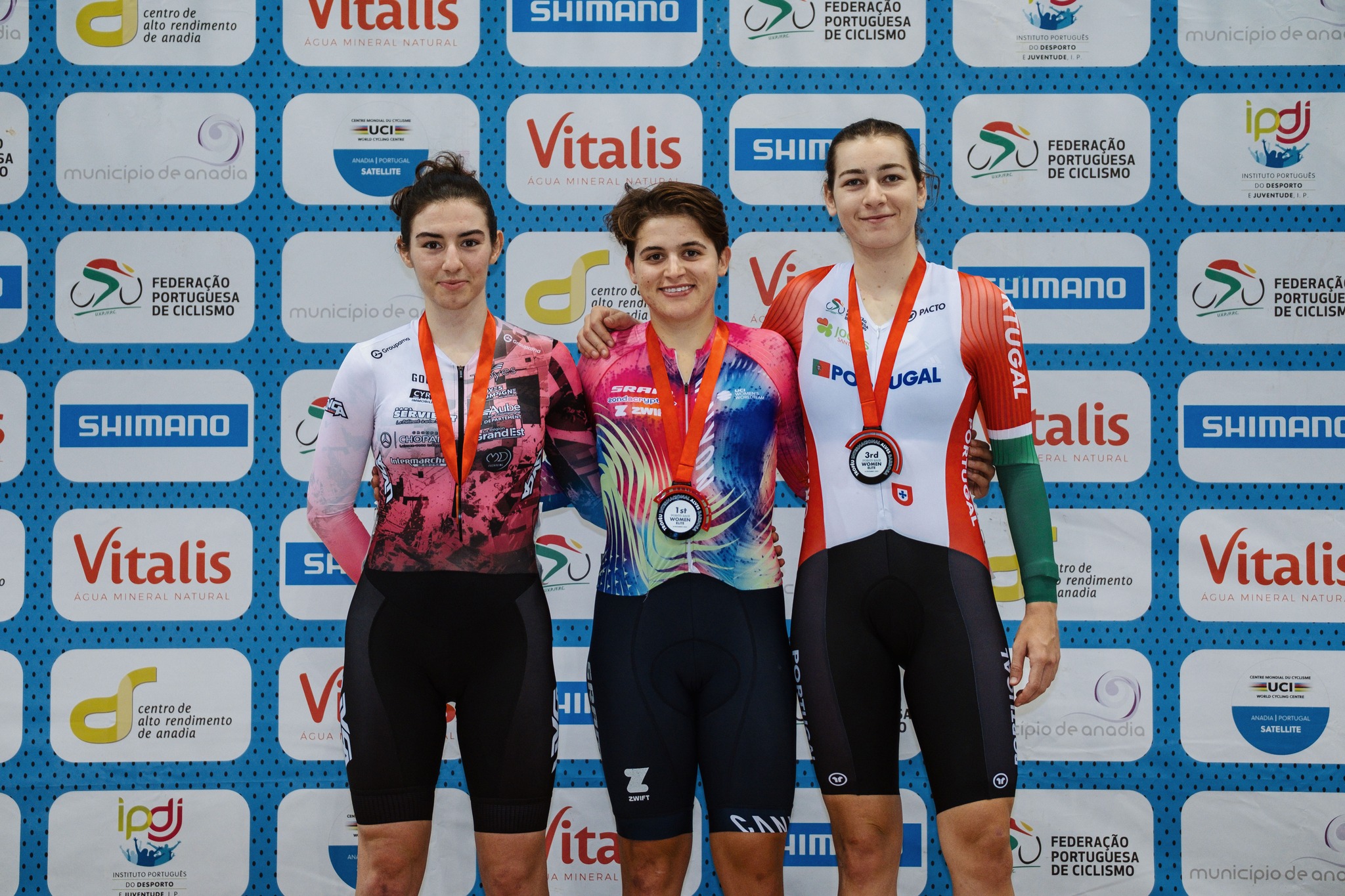 O pódio da Corrida por Pontos das elites femininas com Melanie Dupin, Maria Martins e Daniela Campos