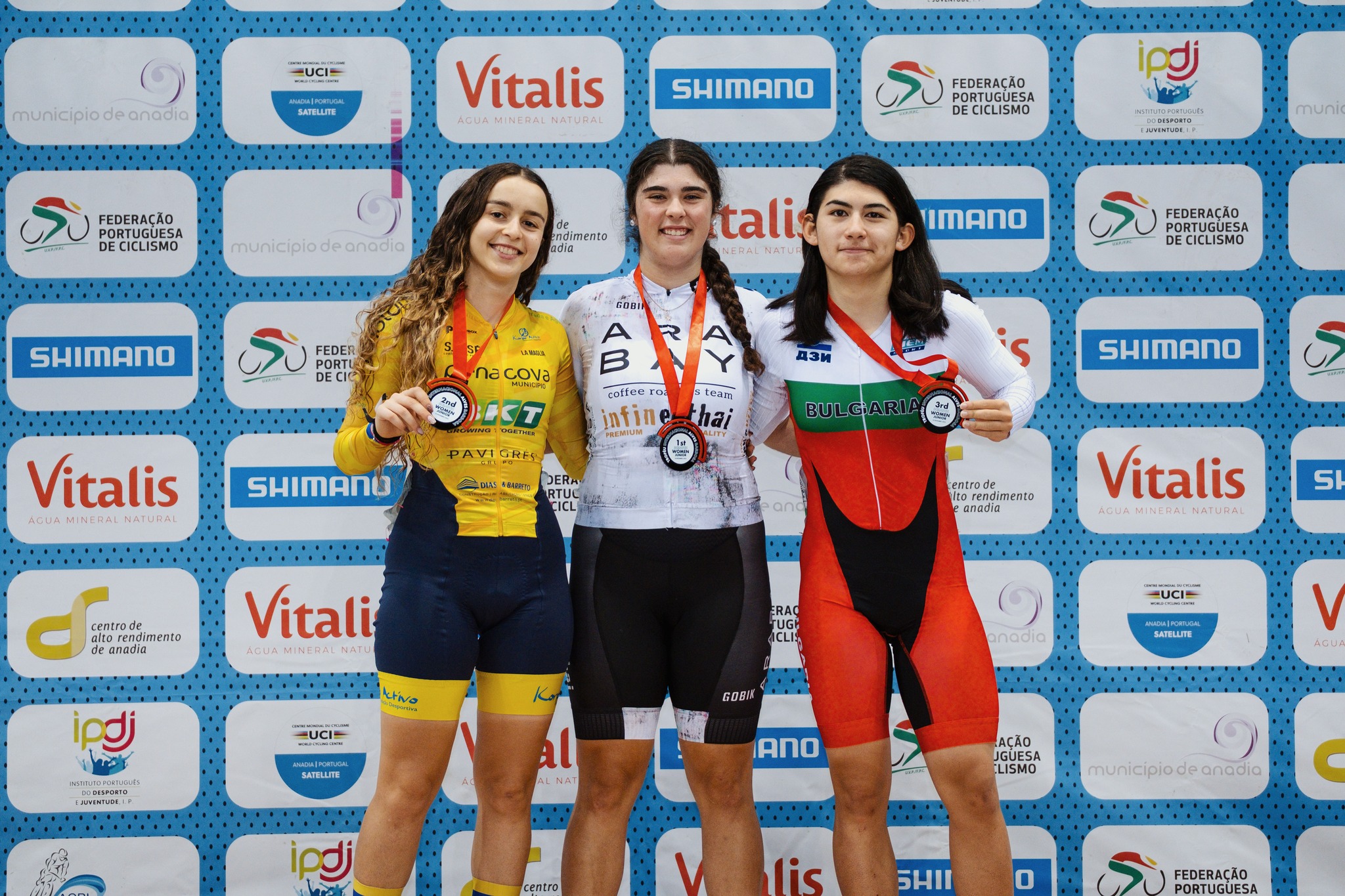 O pódio do Scratch das juniores femininas com Bruna Gonçalves, Maria Ginard e Jessika Chan