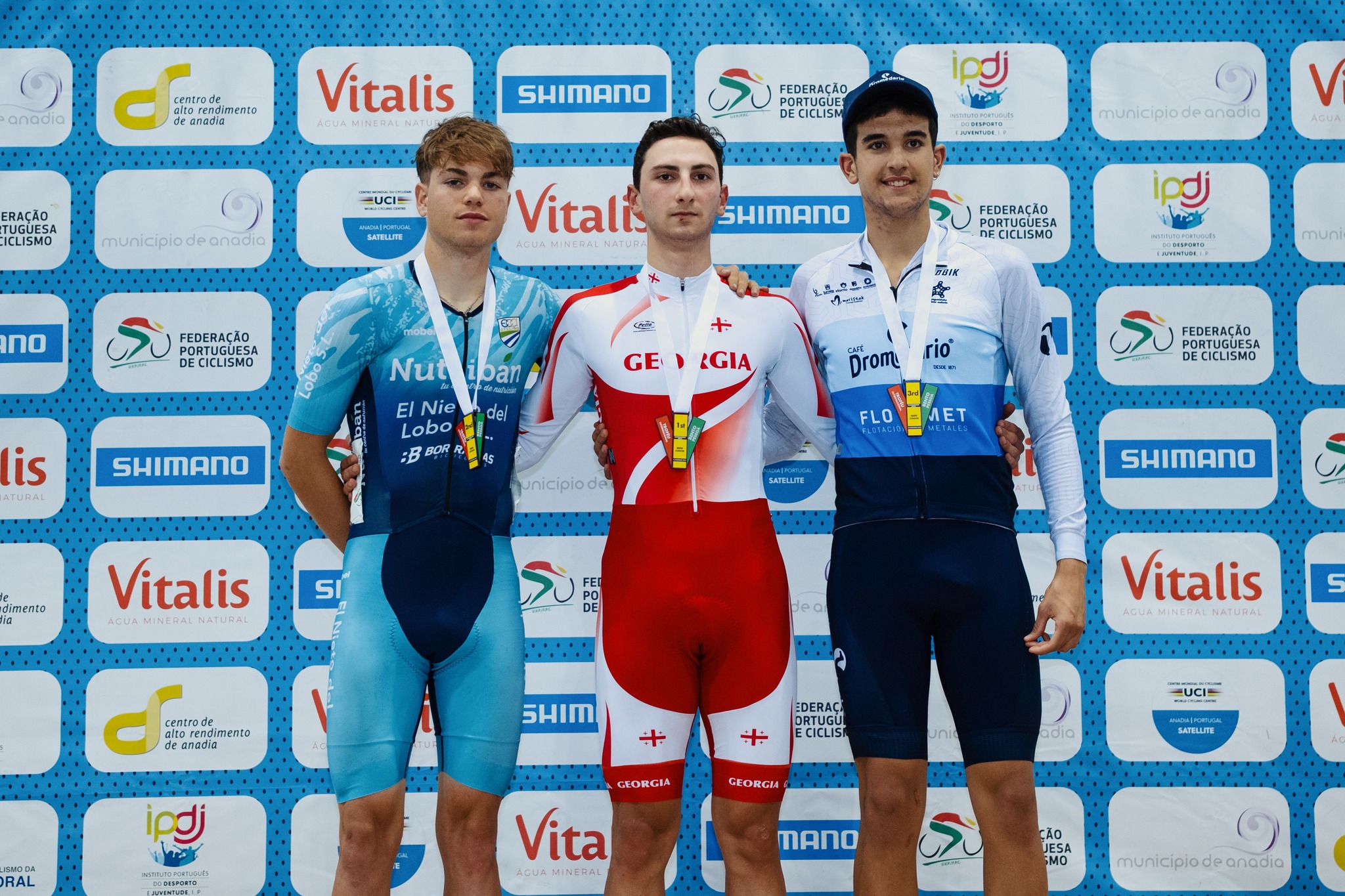 O pódio da Eliminação dos Juniores masculinos com Alejandro Cervantes, Mikheili Khutchua e Aratz Narbaiza