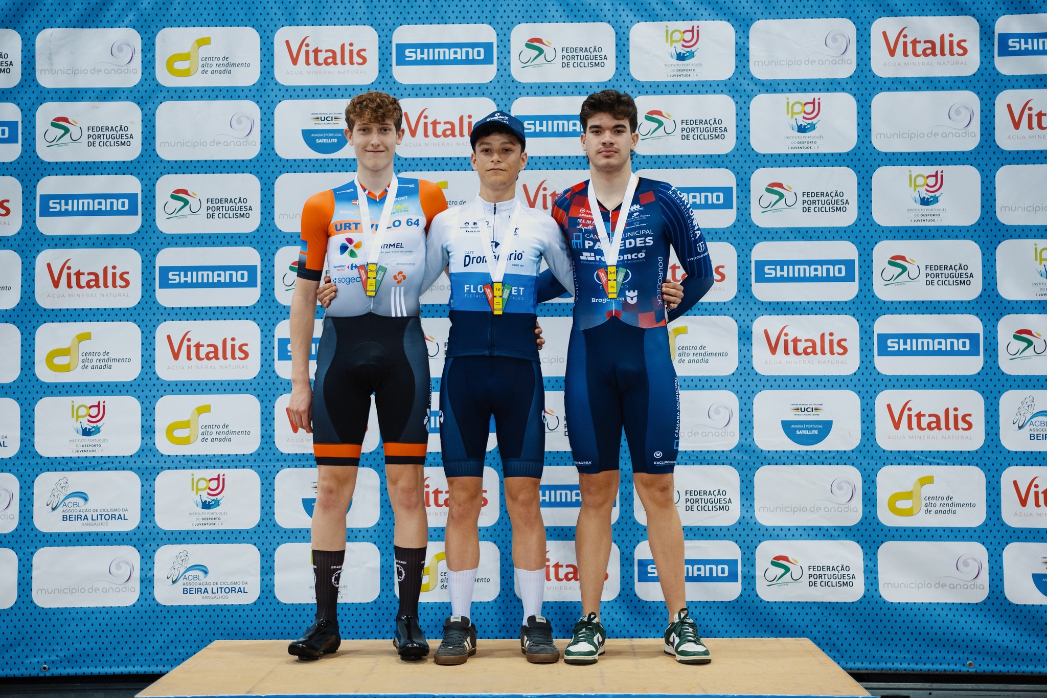 O pódio da Corrida por Pontos dos Juniores masculinos com Louca Maisonneuve, Axular Aldazabal e José Paiva