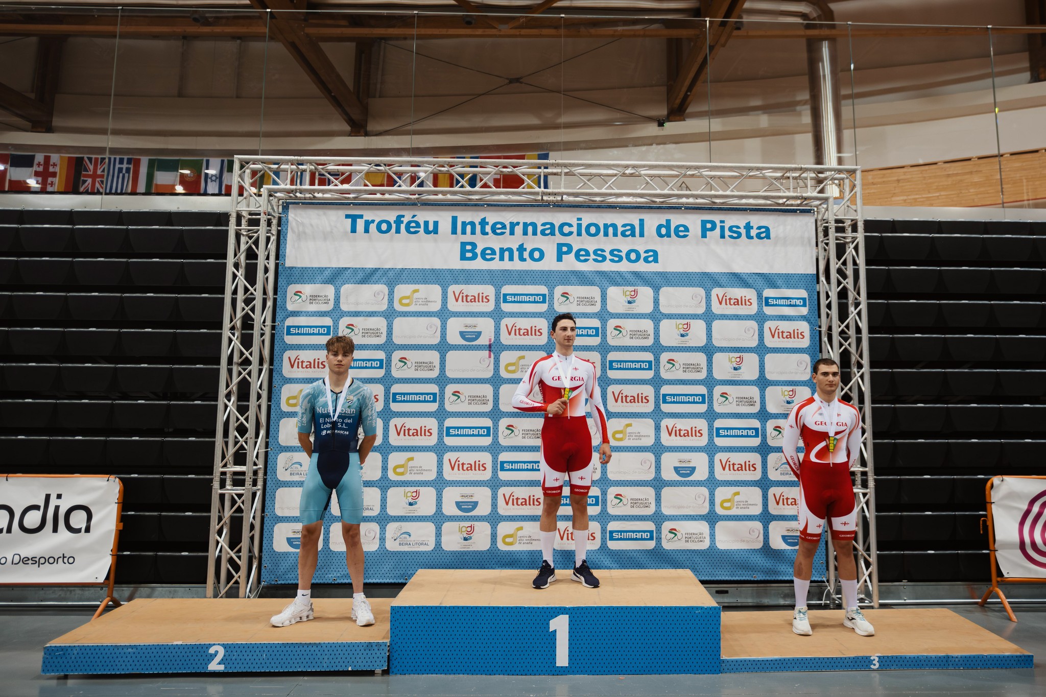 O pódio do Scratch dos Juniores masculinos com Alejandro Cervantes, Mikheili Khutchua e Giorgi Gabrichidze