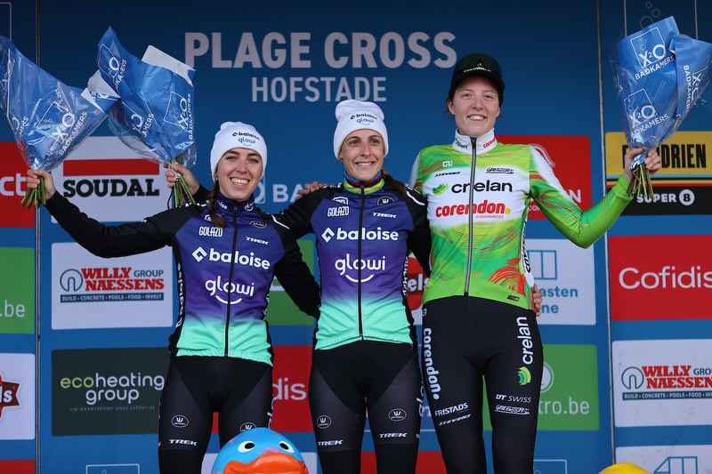 O pódio das elites femininas no X2O Badkamers Trofee de Hofstade com Shirin van Anrooij, Lucinda Brand e Manon Bakker