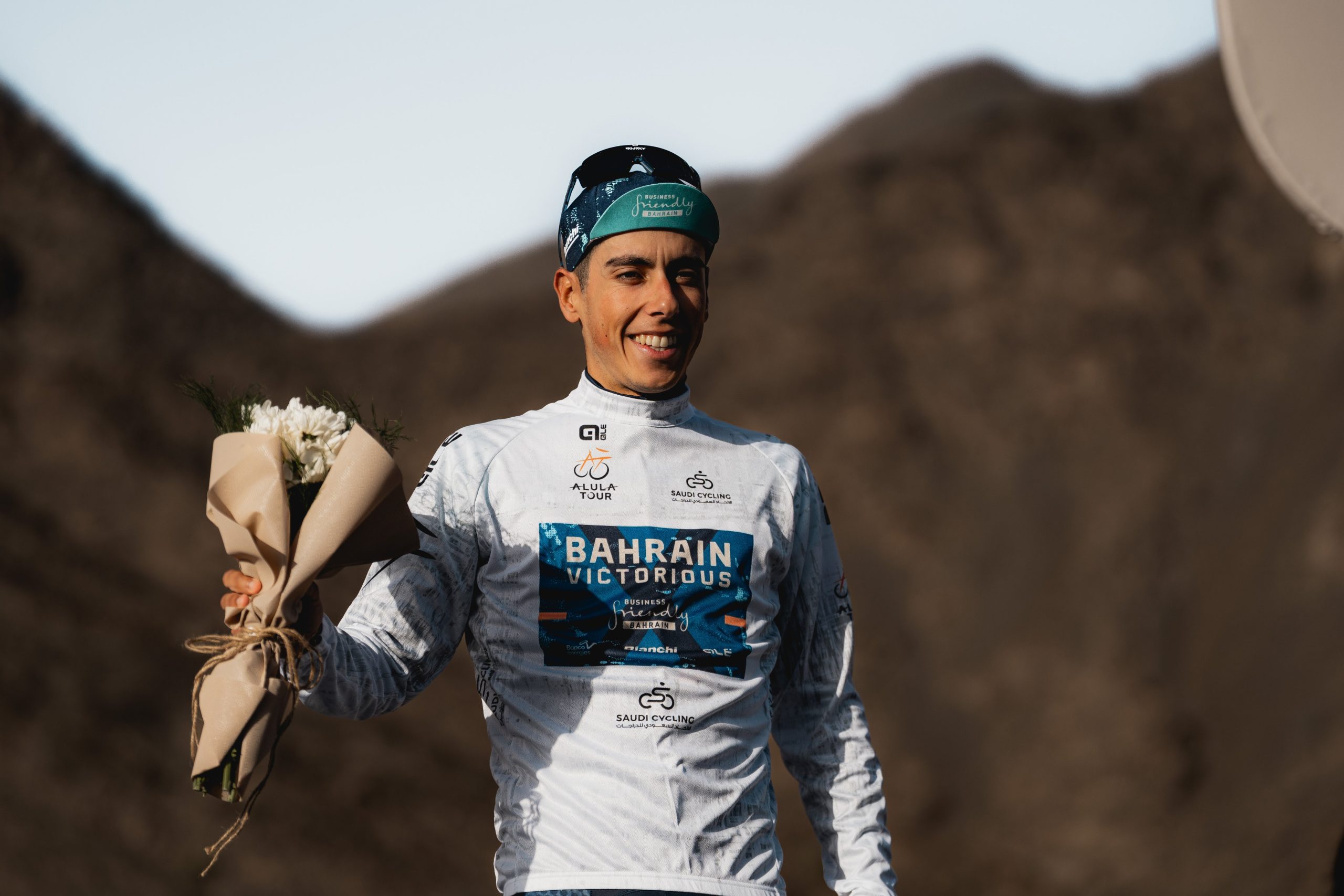 Afonso Eulálio passa agora a envergar a camisola branca no AlUla Tour